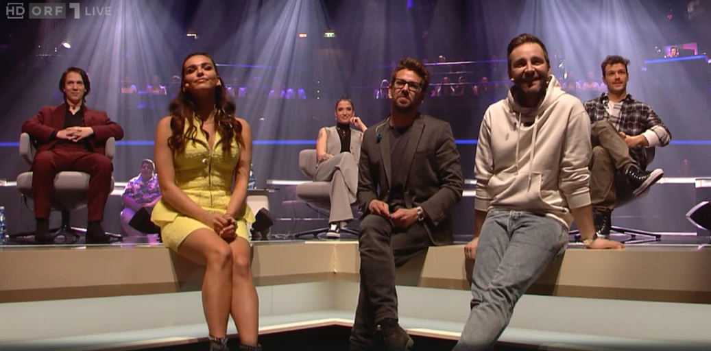 Erst als alle am korrekten Platz saßen, ging die Show weiter.