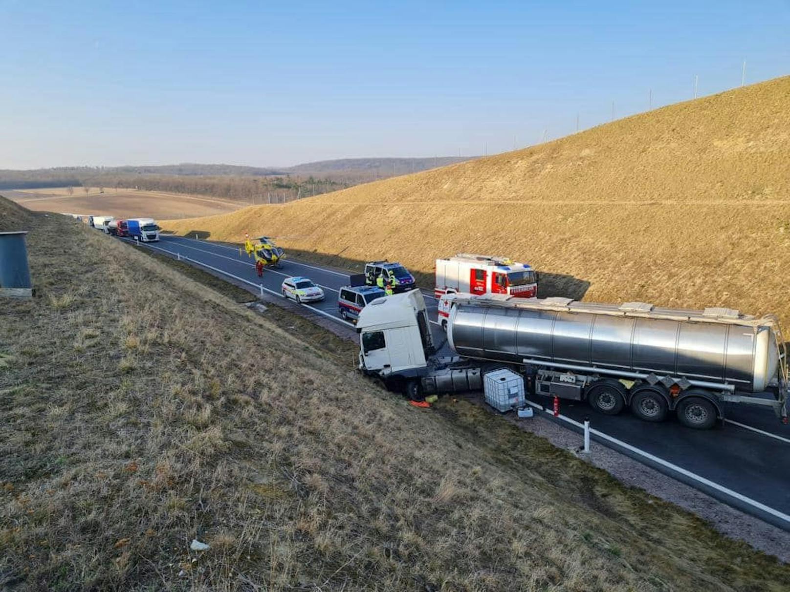 Die Umfahrung Drasenhofen war nach dem Crash für Stunden gesperrt.