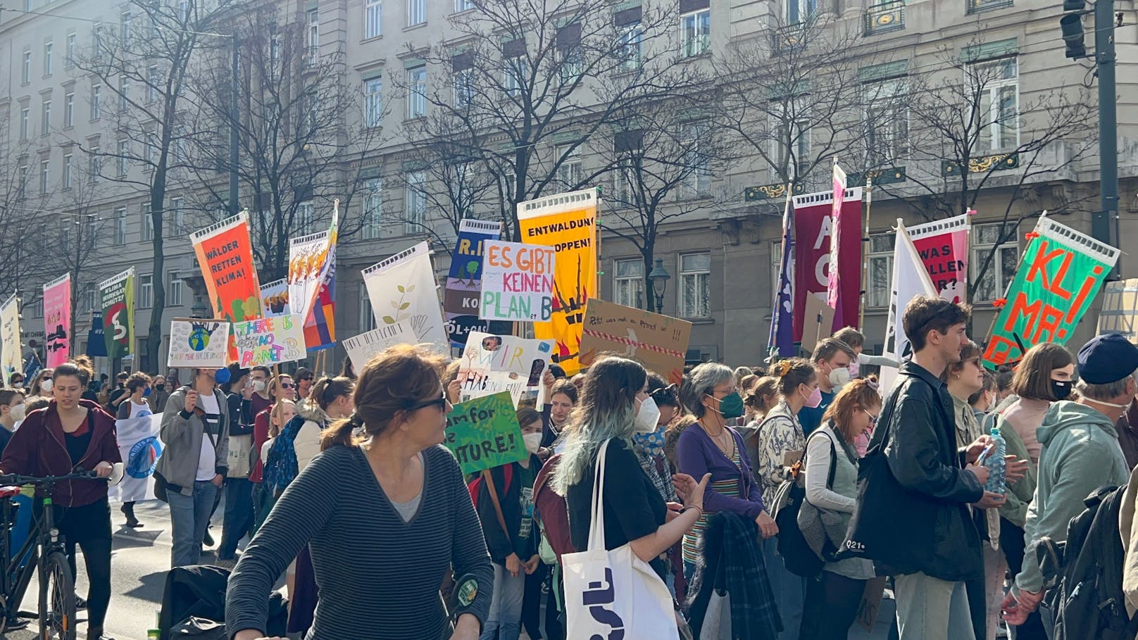 Anlässlich des globalen Klimastreiks zogen am 25. März bei frühlingshaften Temperaturen tausende junge Menschen durch Wien.