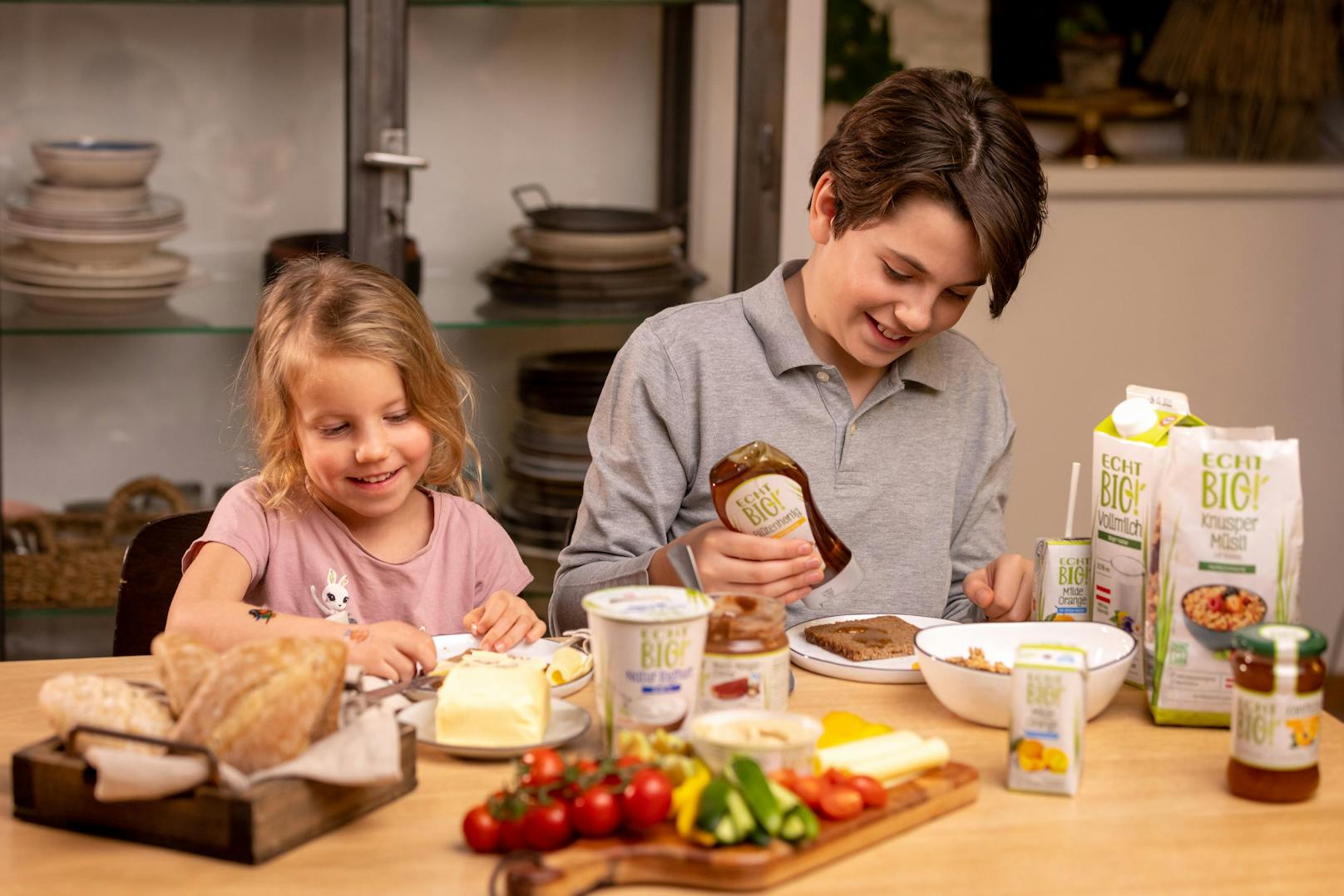 Mit der Eigenmarke "ECHT BIO!" bietet PENNY seinen Kund:innen eine große Auswahl an Produkten in Bio-Qualität – von Obst und Gemüse, über Genussprodukte wie Tee oder Müsli bis hin zu knusprigem Brot und Gebäck.