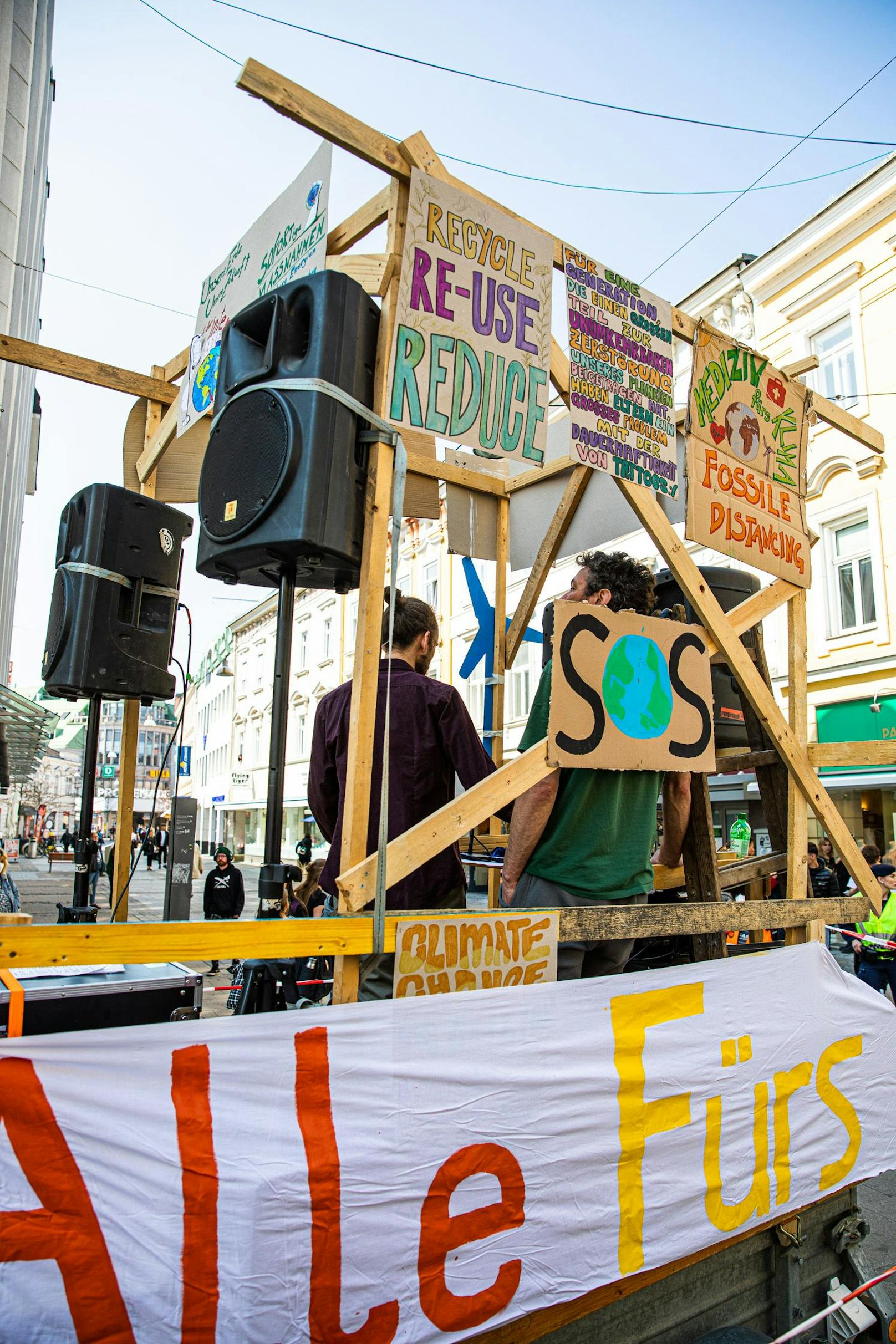 FFF NÖ fordert die niederösterreichische Politik auf aus Öl und Gas auszusteigen und erneuerbare Energien auszubauen.