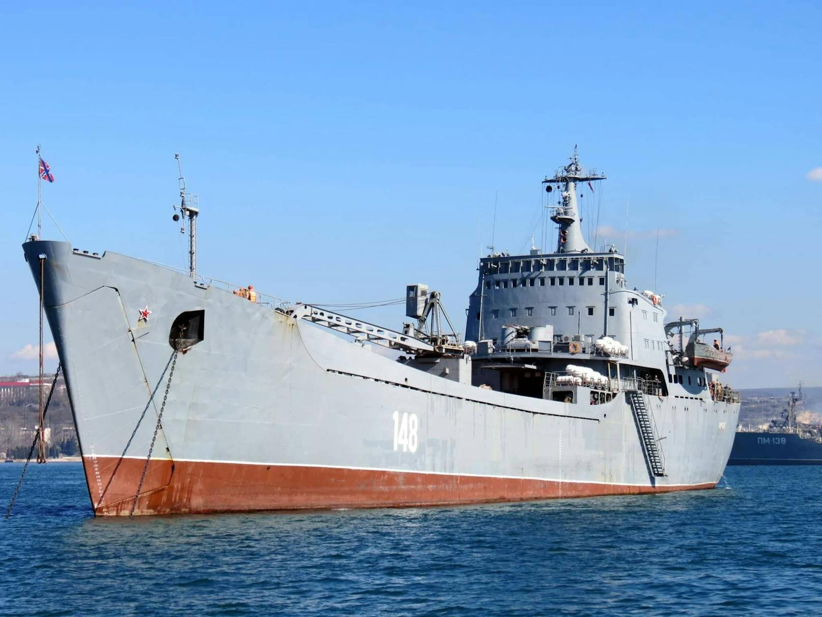 Die ukrainischen Streitkräfte haben nach eigenen Angaben russische Kriegsschiffe im besetzten Hafen von Berdjansk angegriffen.