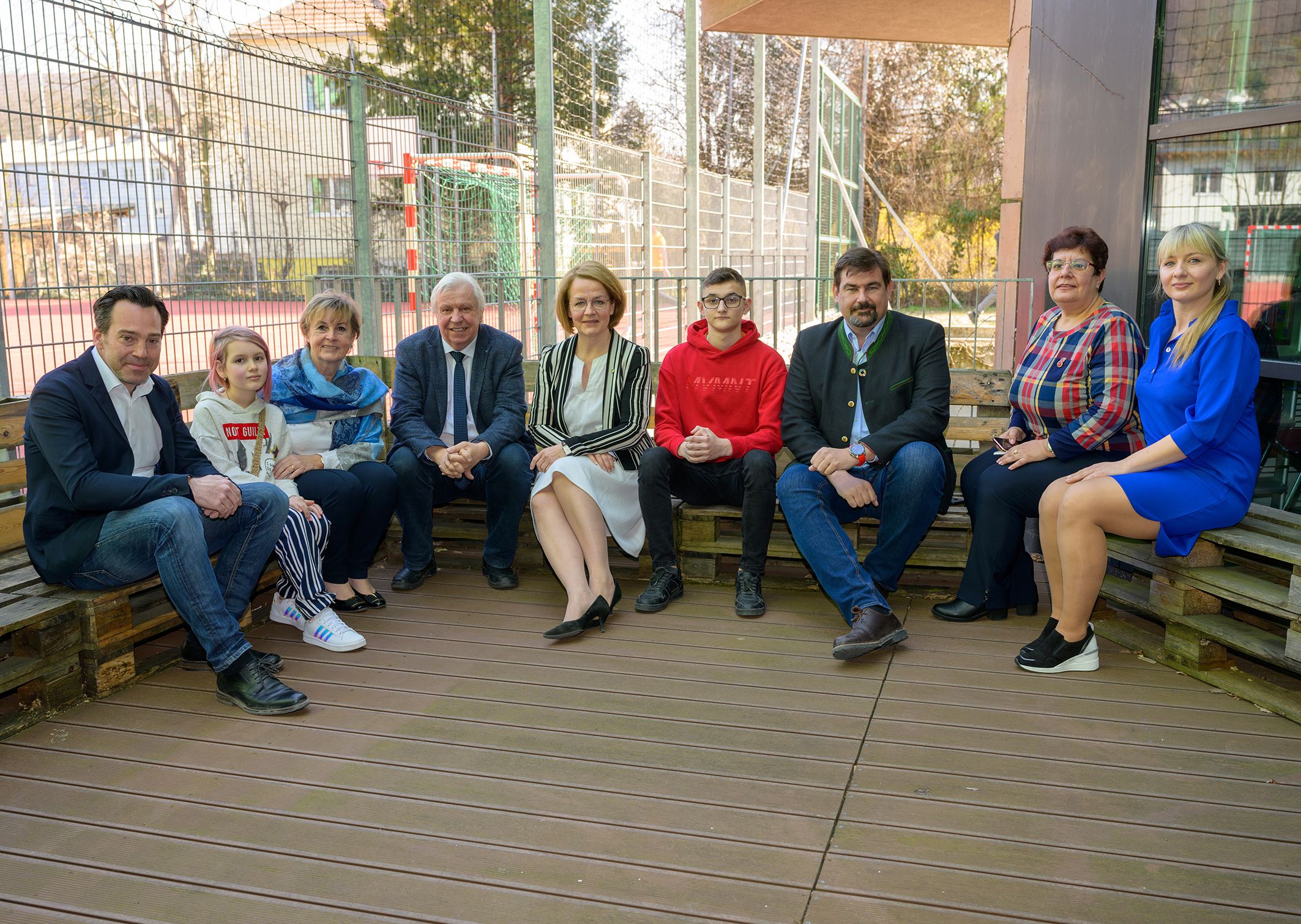Vizebürgermeister Andreas Kirnberger, Schülerin Mikaela, Direktorin Irene Ille, Bildungsdirektor Johann Heuras, Bildungs-Landesrätin Christiane Teschl-Hofmeister, Schüler Ivan, Bürgermeister Stefan Steinbichler, Lehrerinnen aus der Ukraine Iryna Skevchenko und Lena Kutsyk