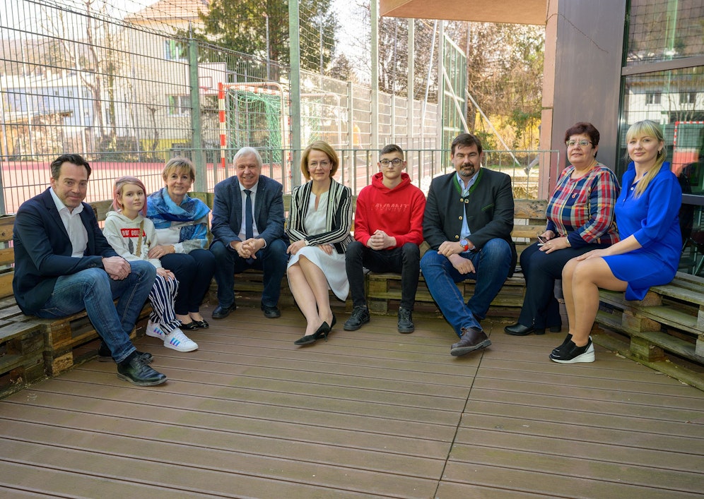 Vizebürgermeister Andreas Kirnberger, Schülerin Mikaela, Direktorin Irene Ille, Bildungsdirektor Johann Heuras, Bildungs-Landesrätin Christiane Teschl-Hofmeister, Schüler Ivan, Bürgermeister Stefan Steinbichler, Lehrerinnen aus der Ukraine Iryna Skevchenko und Lena Kutsyk