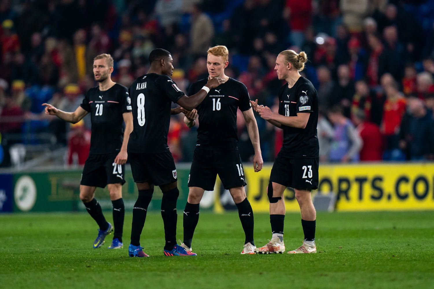 Kapitän David Alaba verlässt das Teamquartier. 