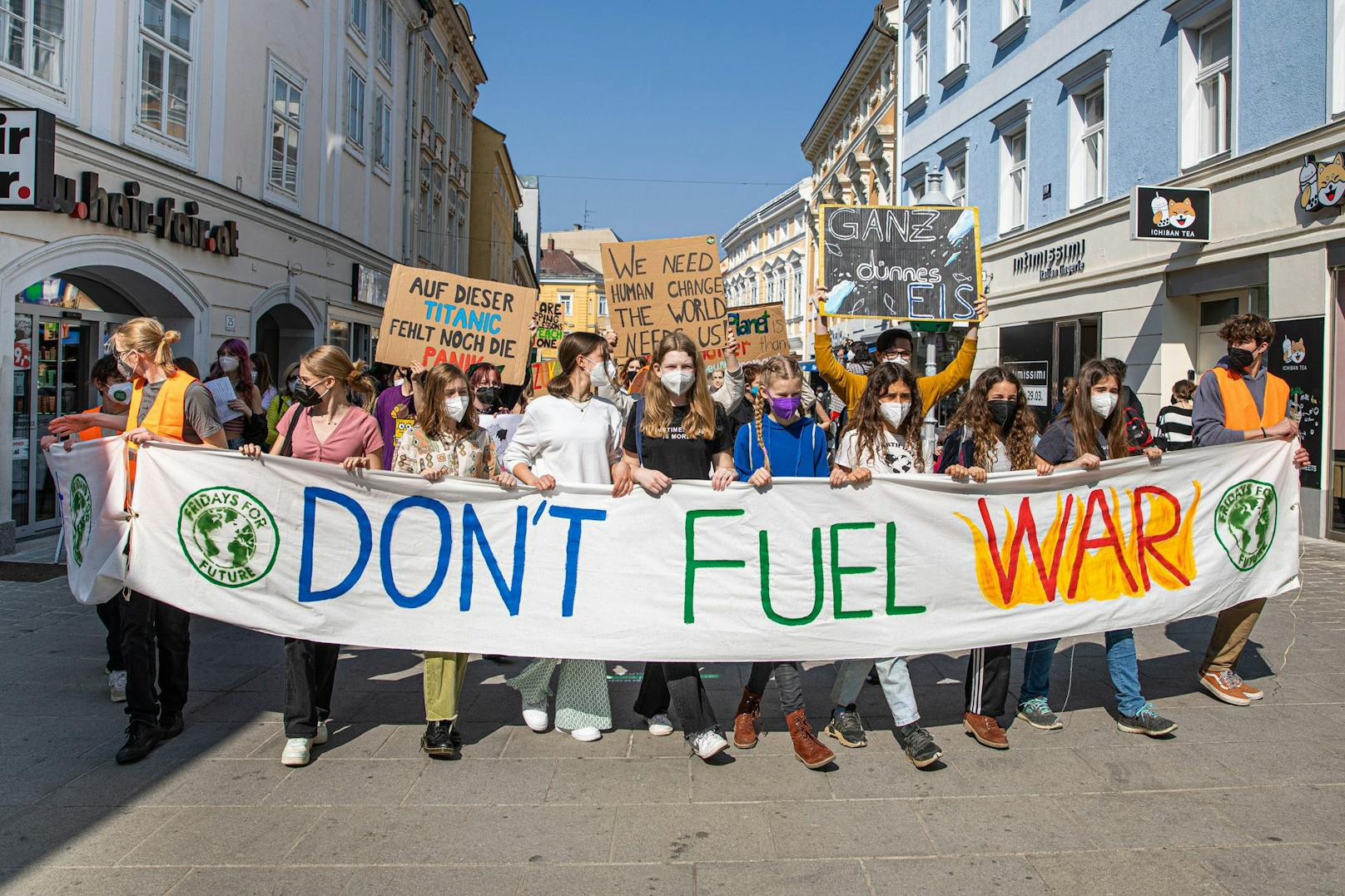Fridays For Future NÖ fordert die niederösterreichische Politik auf aus Öl und Gas auszusteigen und erneuerbare Energien auszubauen.