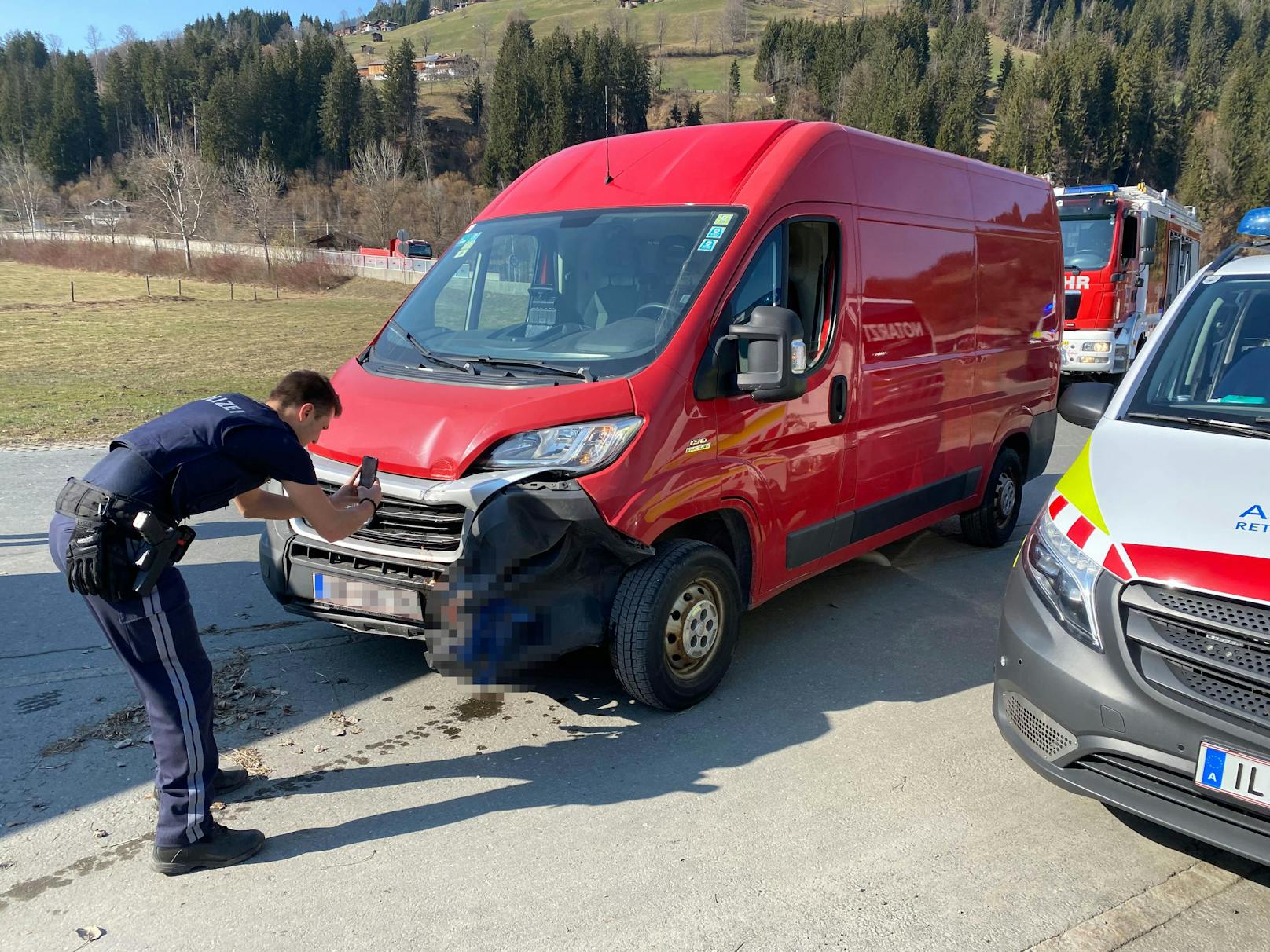 Der Lenker des roten Lieferwagens erlitt einen Herzinfarkt und krachte in weiterer Folge in eine Bushaltestelle.