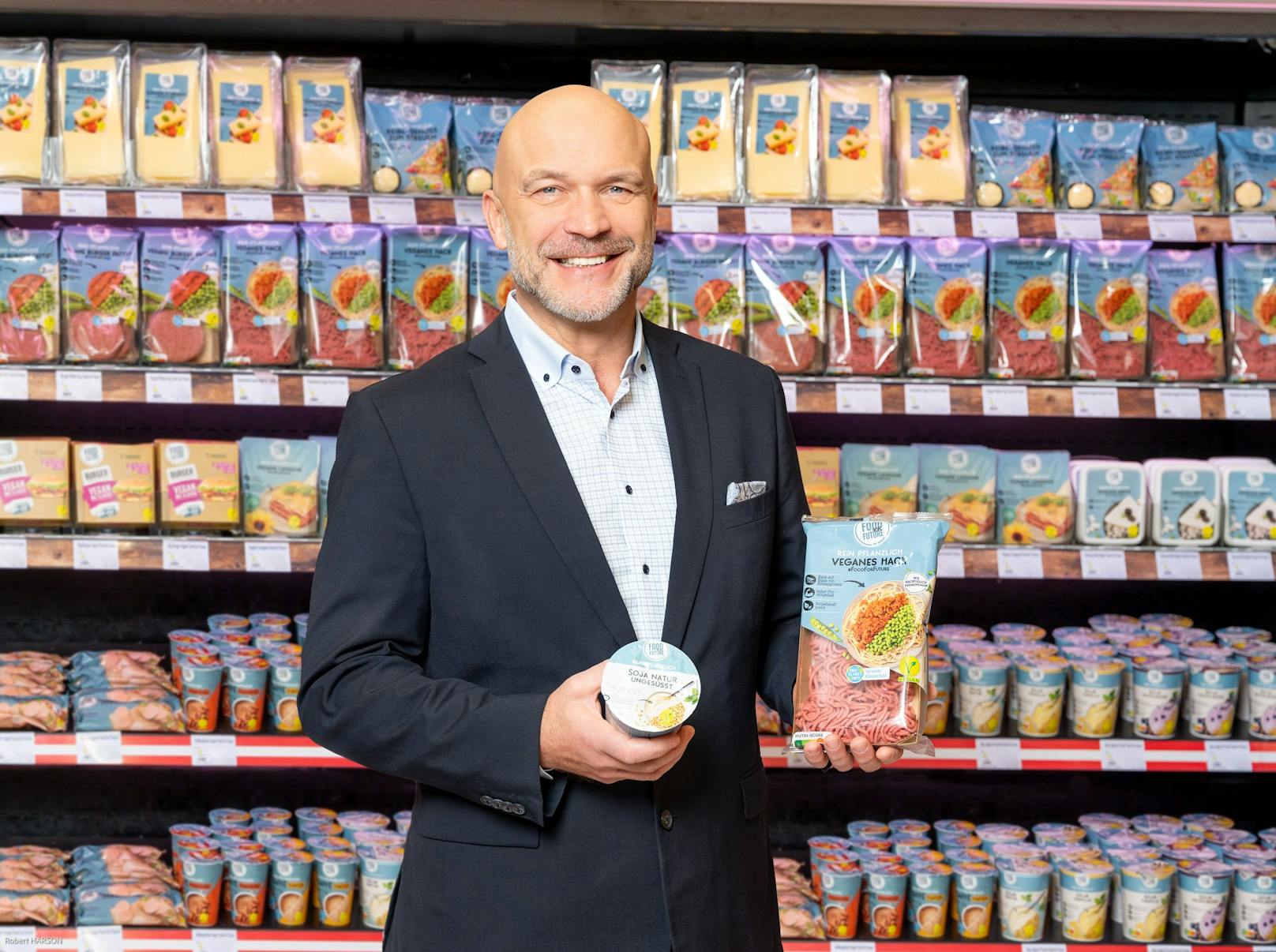 PENNY Geschäftsführer Ralf Teschmit freut sich über den Launch der veganen Eigenmarke „Food For Future“.
