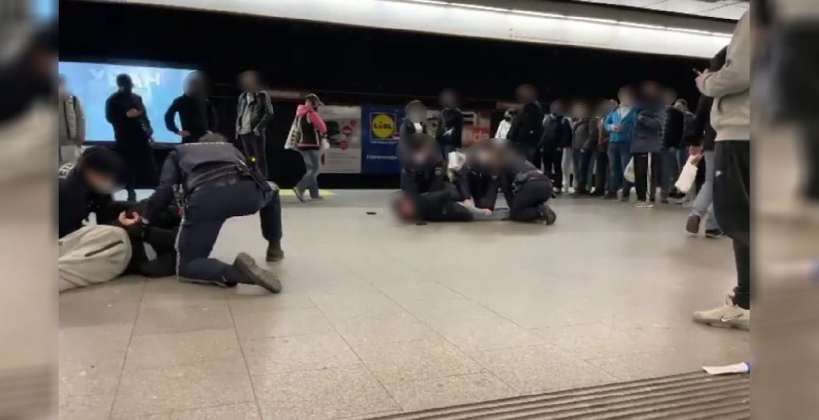 Dutzende Polizisten stellten die beiden Wiener in der U-Bahn-Station Westbahnhof.