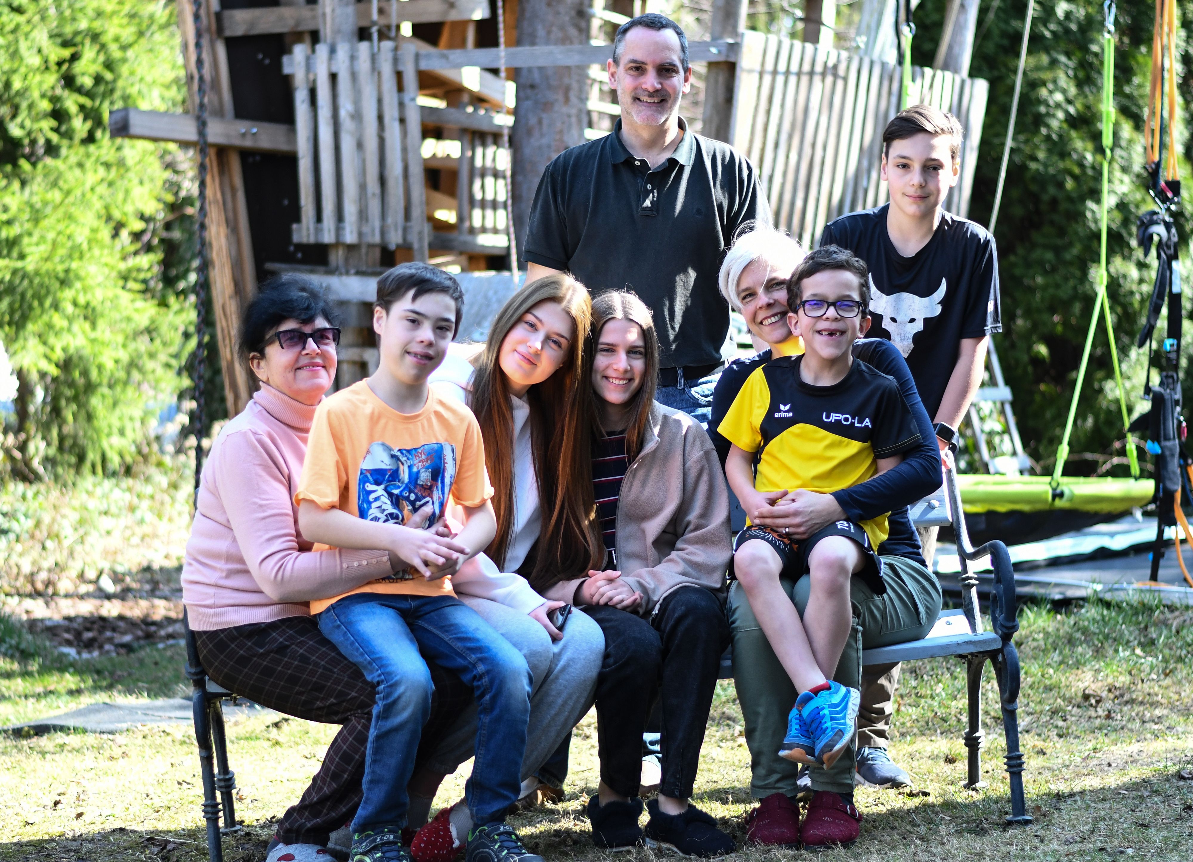 Familie Hochrainer aus Berndorf nahm drei Flüchtlinge aus der Ukraine auf. V.l n.r. Larissa (66), Luis Hochrainer (10), Alexandra (18), Xenia (13), Markus Hochrainer (49), Birgit Hochrainer (48), Anton Hochrainer (7) und Emil Hochrainer (12)