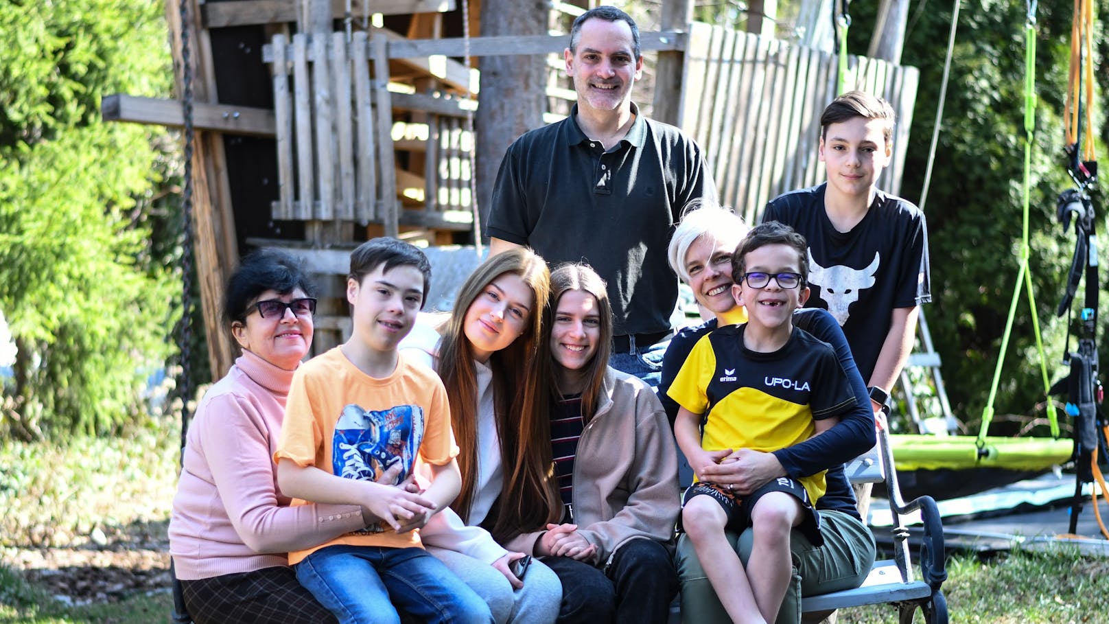 Familie Hochrainer aus Berndorf nahm drei Flüchtlinge aus der Ukraine auf. V.l n.r. Larissa (66), Luis Hochrainer (10), Alexandra (18), Xenia (13), Markus Hochrainer (49), Birgit Hochrainer (48), Anton Hochrainer (7) und Emil Hochrainer (12)