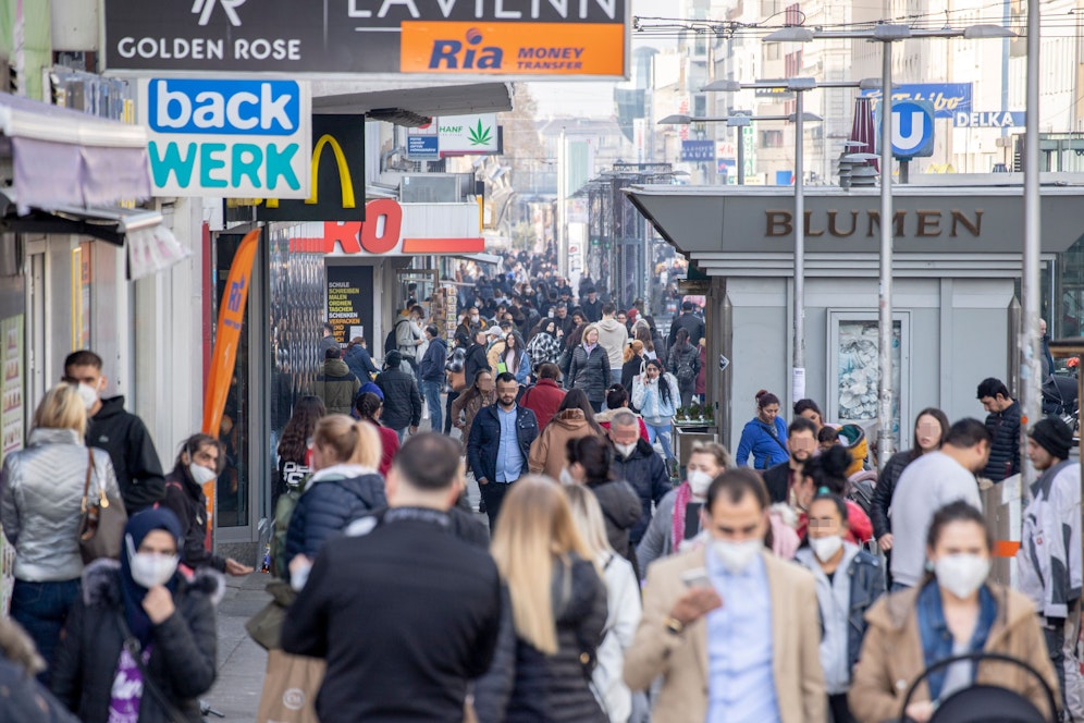 Seit den breiten Öffnungsschritten in Österreich sinken die Infektionszahlen erstmals deutlich.