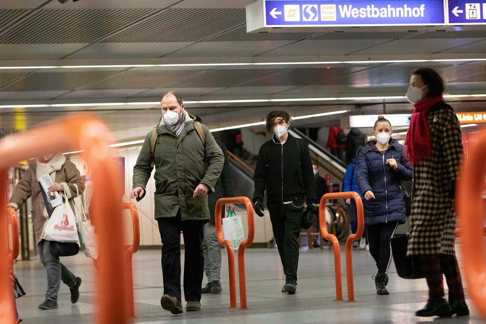 Zwei besonders renitente Masken-Verweigerer wurden am Wiener Westbahnhof festgenommen.
