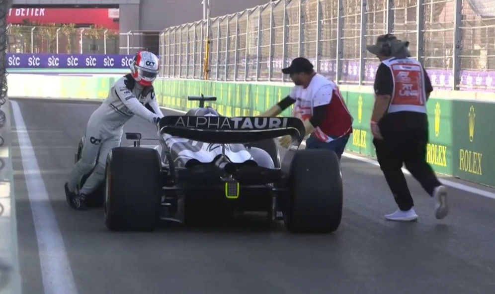 Pierre Gasly muss seinen Alpha Tauri anschieben. 