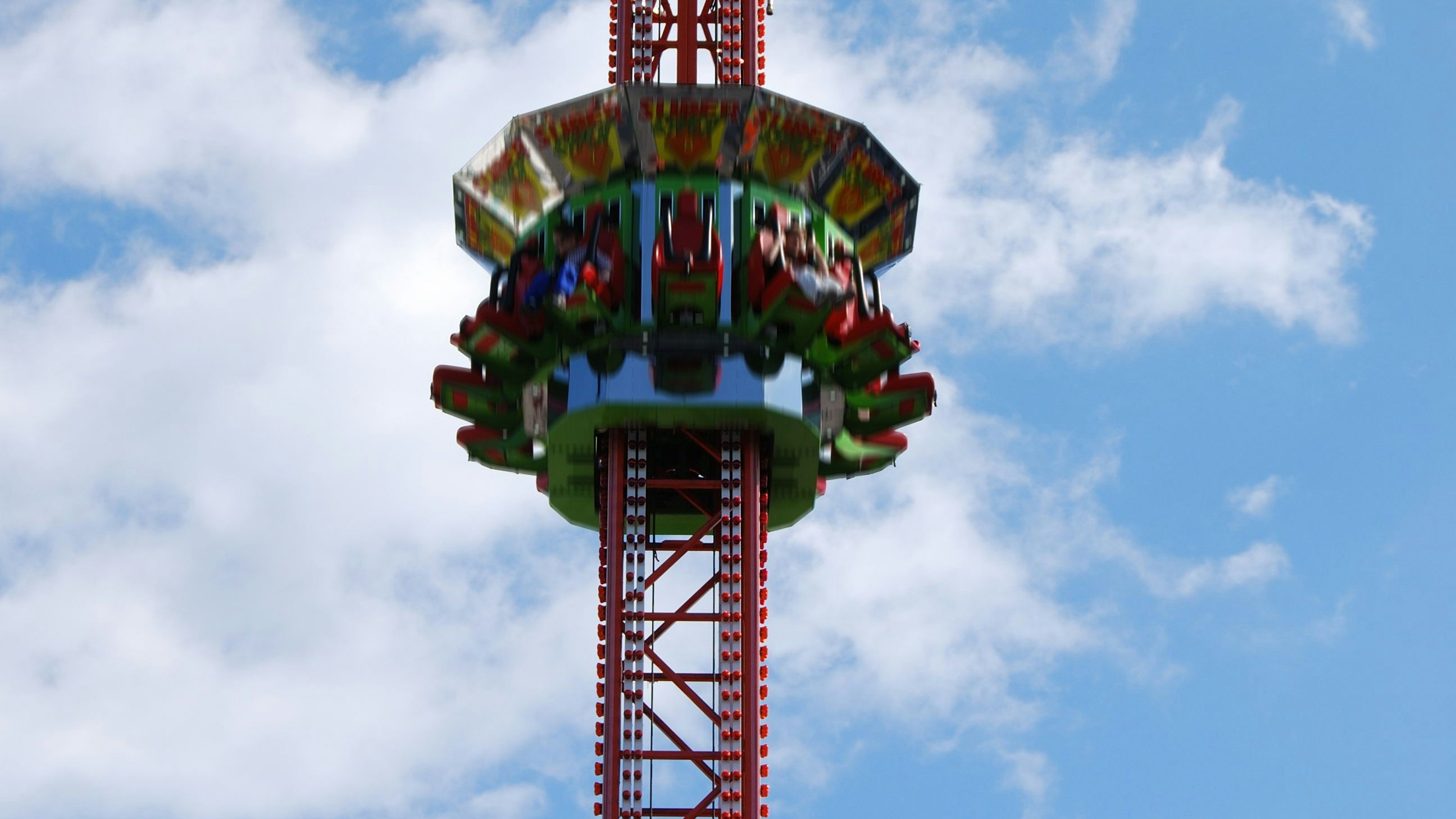 Ein Junge ist während der Fahr aus seinem Sitz gefallen und später im Spital gestorben.