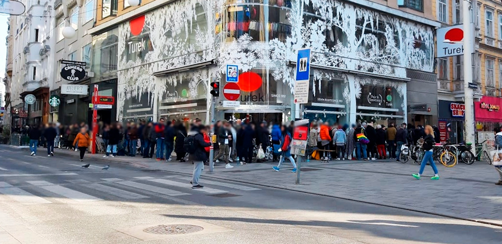Riesenansturm auf ein Geschäft auf der Mariahilferstraße.