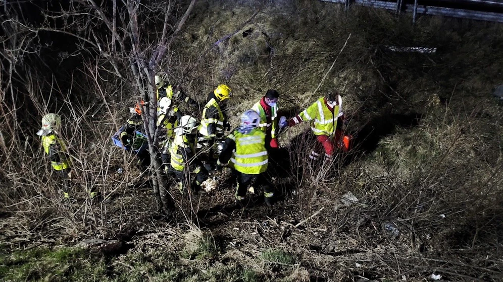 Der Fahrzeuglenker war beim Eintreffen der Einsatzkräfte jedoch noch im Fahrzeug eingeklemmt.