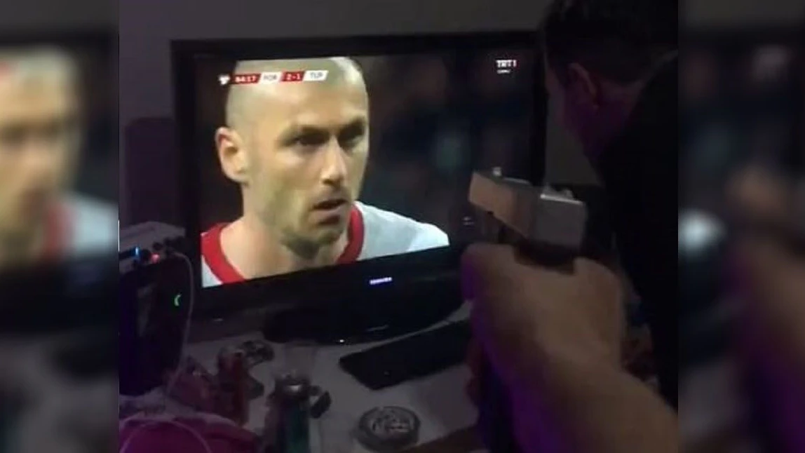 Türkei verschießt Elfer – Fan schießt mit Waffe auf Fernseher