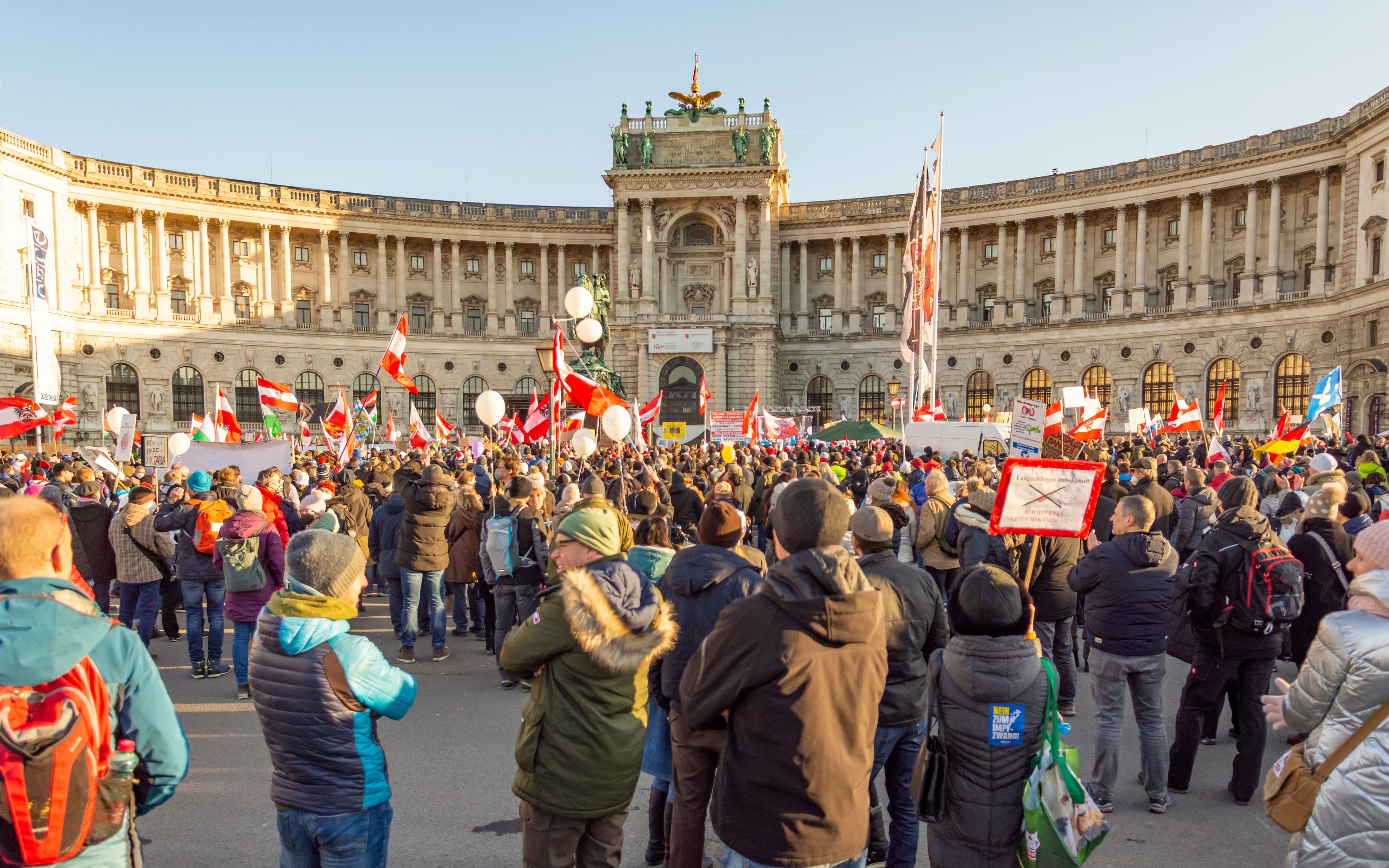 Einer der führenden Köpfe der Corona-Protestszene leidet selbst an schweren Corona-Folgen.