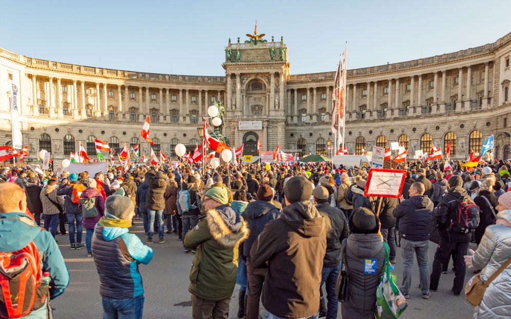 Einer der führenden Köpfe der Corona-Protestszene leidet selbst an schweren Corona-Folgen.