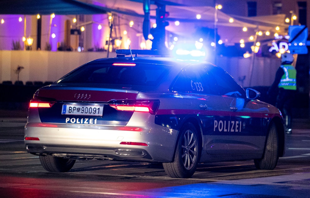 Die Polizei führte sofort eine Fahndung durch und entdeckte schließlich einen 57-Jährigen mit einem Schwert. (Symbolfoto)