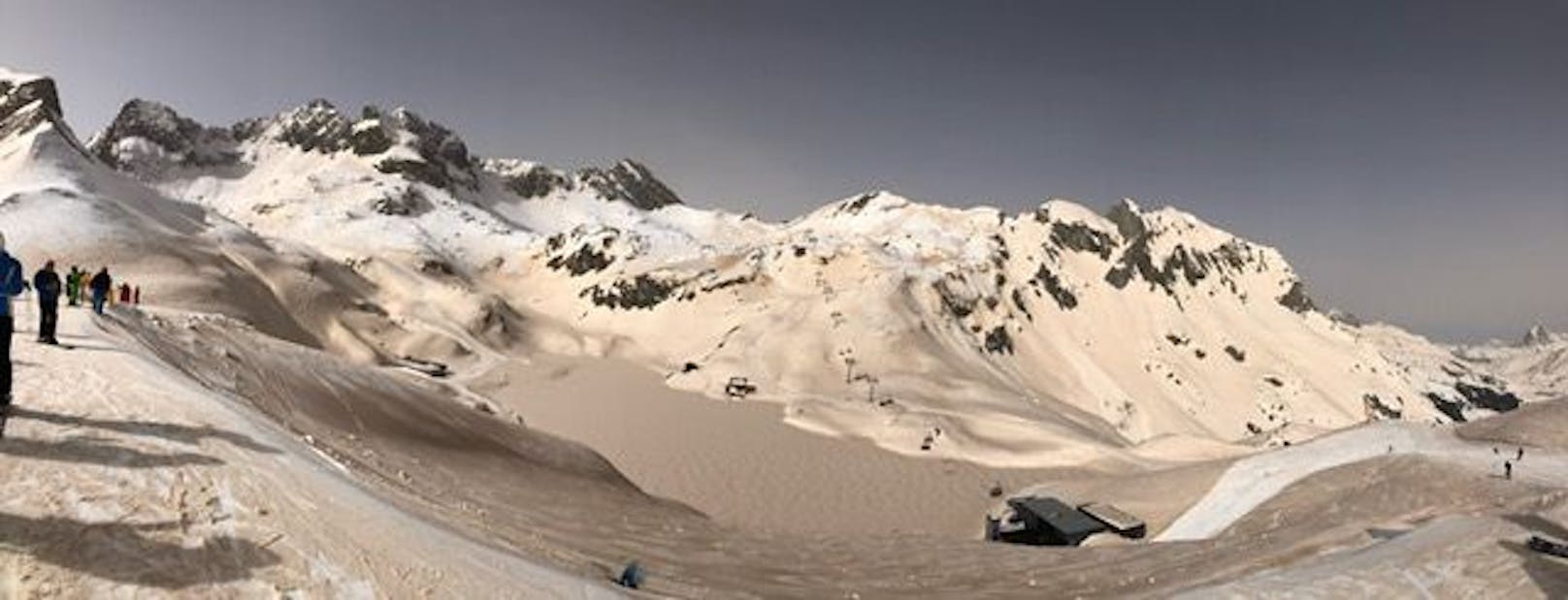  Vom Sahara-Staub verfärbte Pisten im Skigebiet Lech-Zürs am Donnerstag, 17. März 2022