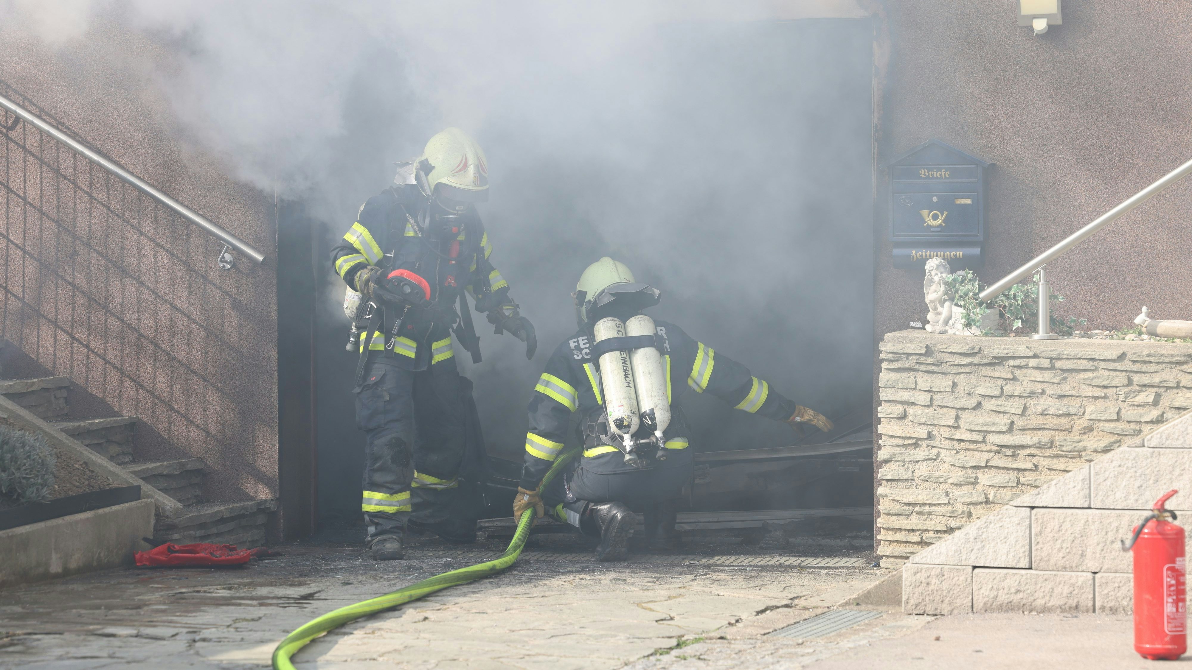 Die Feuerwehr rettete vier Katzen und zwei Hunde. 