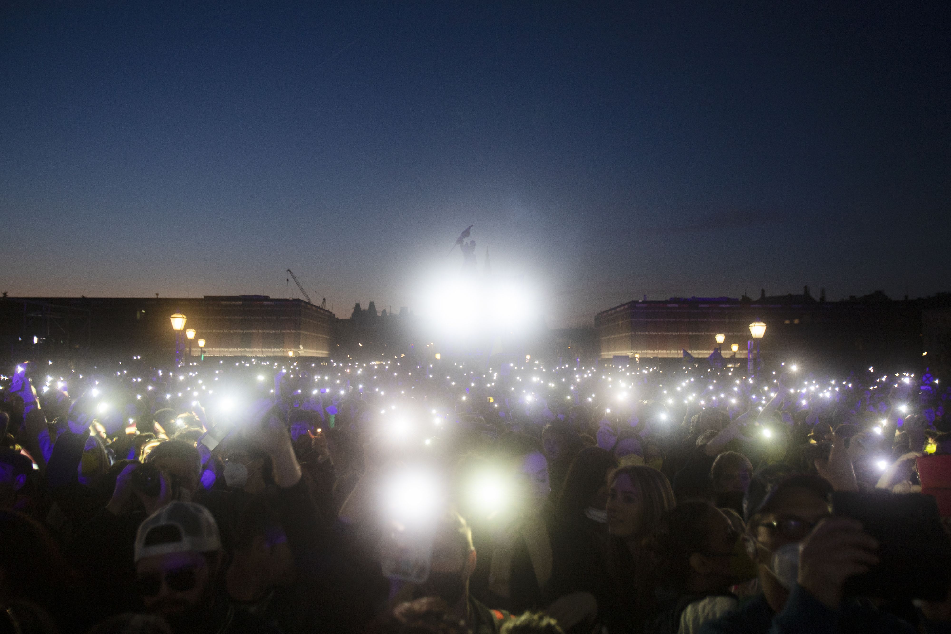 Um 20 Uhr gab es ein Lichtermeer am Wiener Heldenplatz.