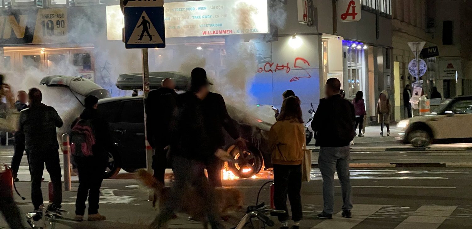 In Wien-Währing brannte ein Pkw aus.