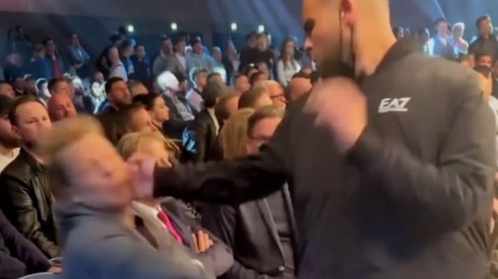 Oliver Pocher wird von einem unbekannten Komiker ins Gesicht geschlagen.