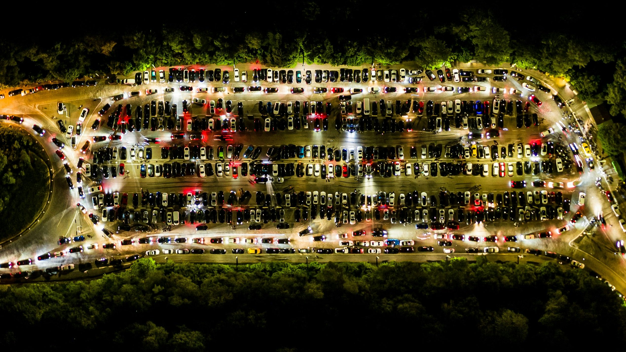 Drohnen-Aufnahme von einem Tuning-Treffen am Wiener Kahlenberg. 