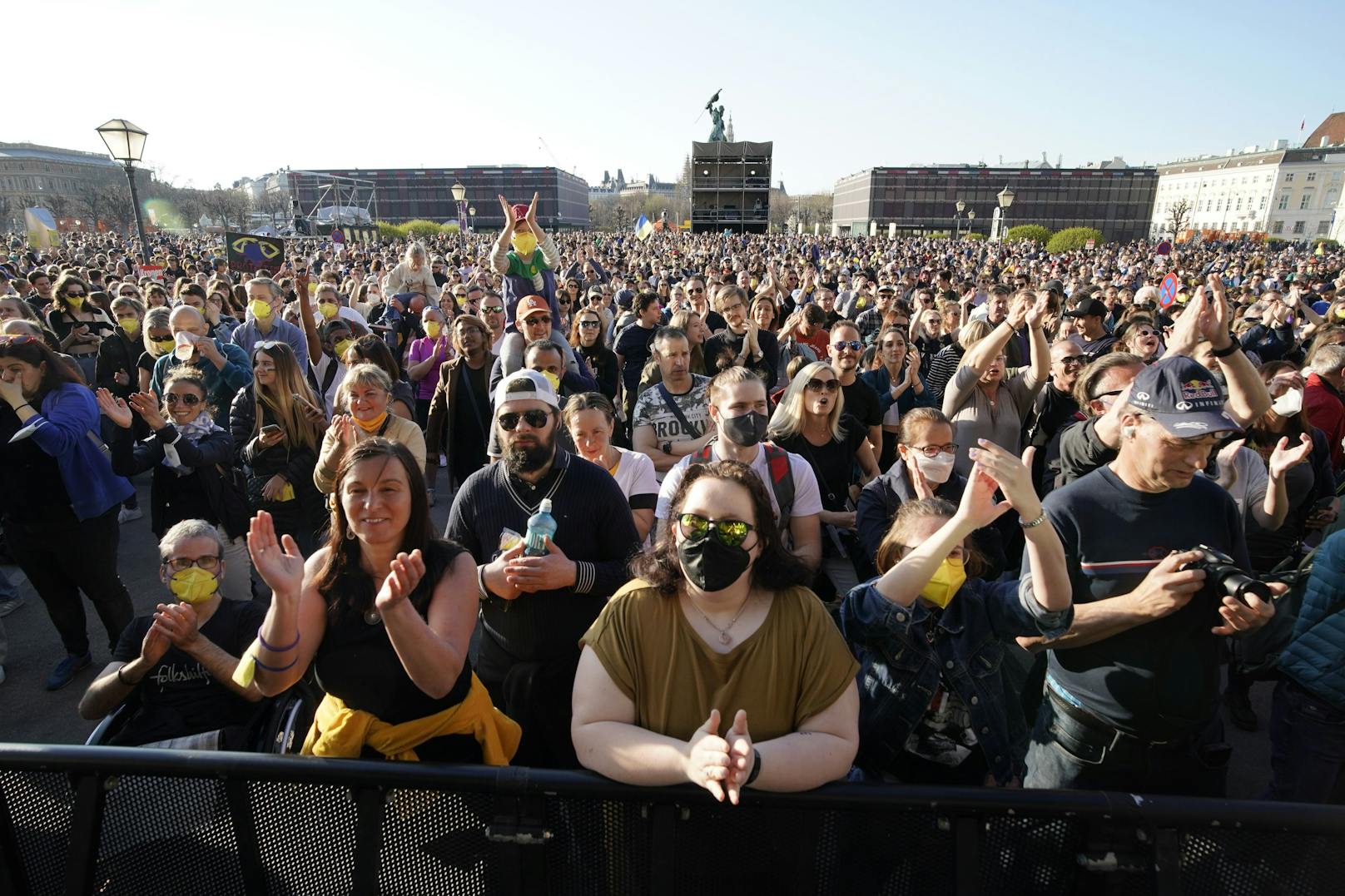 Am Sonntag fand am Wiener Heldenplatz ein großes Benefizkonzert für die Ukraine statt.