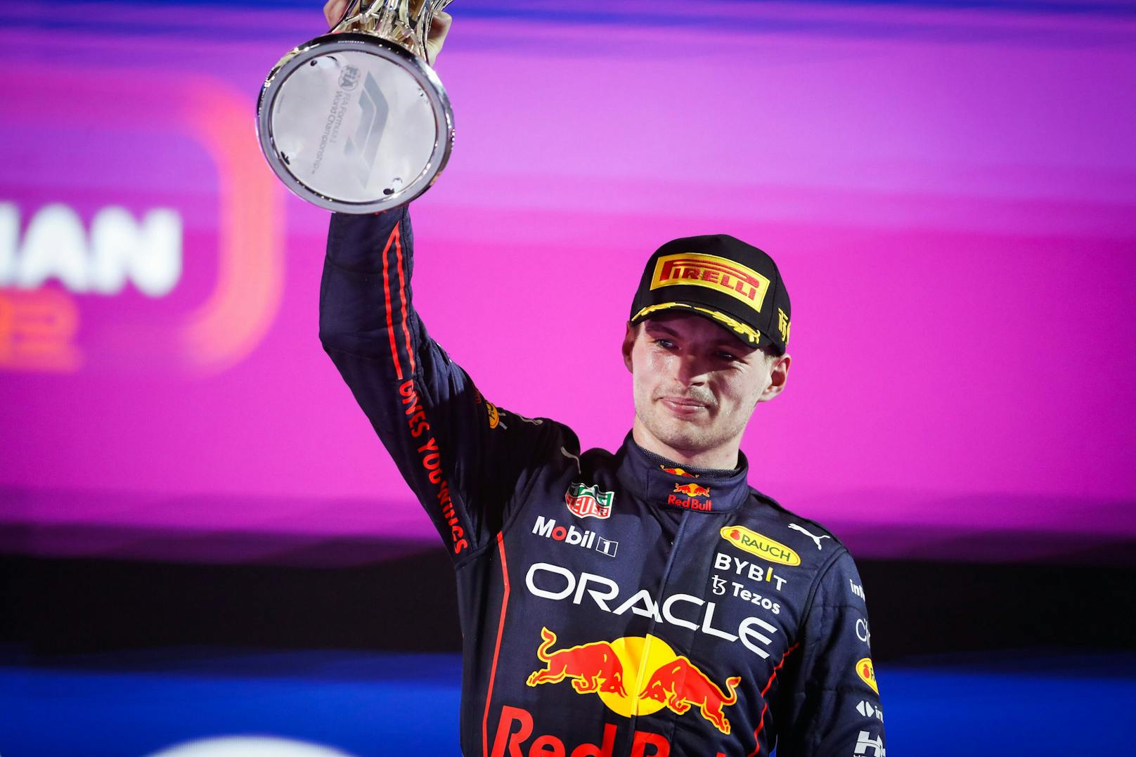 Max Verstappen gewinnt das zweite Saisonrennen der Formel 1 in Jeddah, Saudi-Arabien. Der Red-Bull-Star setzt sich im packenden Taktik-Duell gegen Ferrari-Pilot Charles Leclerc durch. Das Rennen in Bildern.