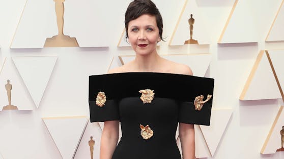 Das Kleid von Maggie Gyllenhaal wirft Fragen auf.