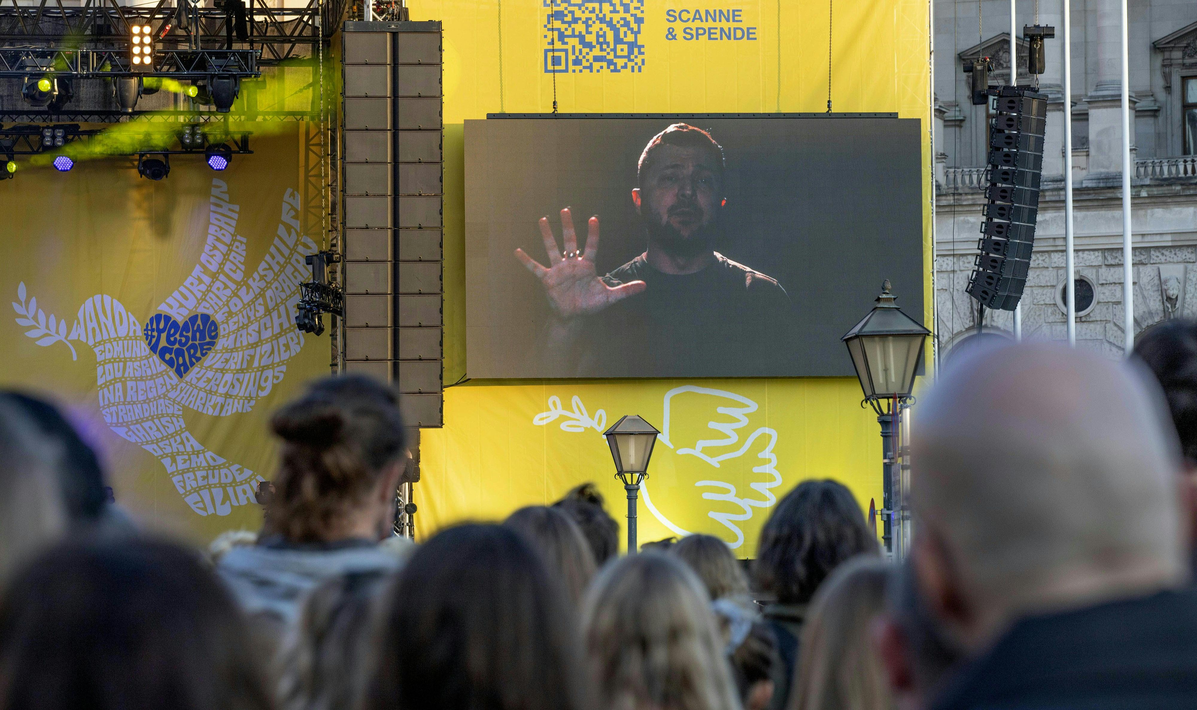 Wolodymyr Selenskyj mit einer Videobotschaft beim Wien-Konzert.