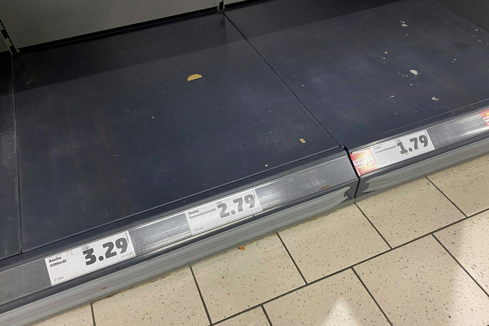 Von Hamsterkäufen geleerte Speiseöl-Regale in einem deutschen Supermarkt am 17. März 2022.