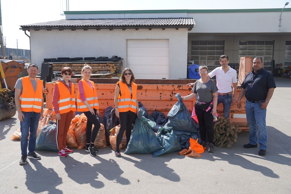 Die ukrainischen Flüchtlinge halfen mit bei der Flurreinigung in Vösendorf.