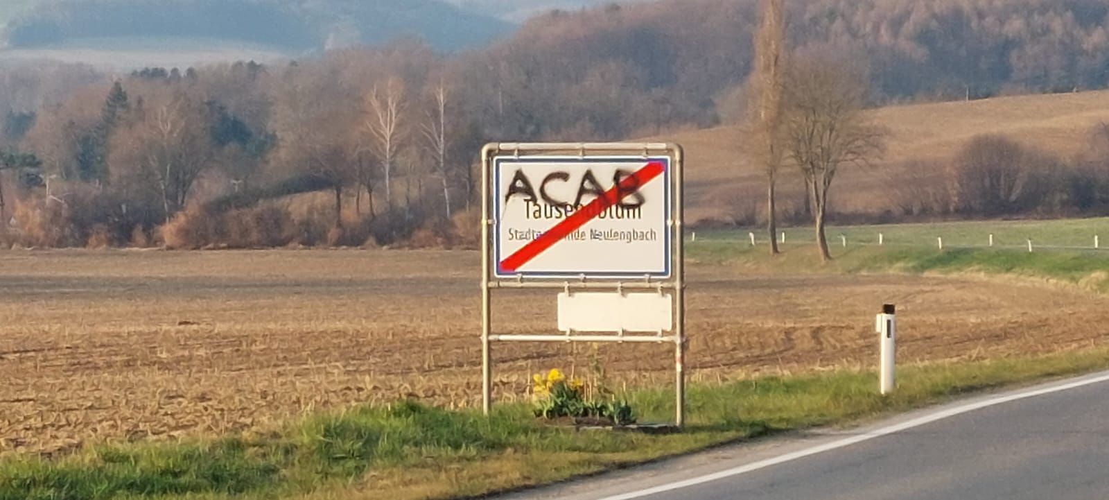 Die Ortstafeln wurden mit Parolen besprüht.