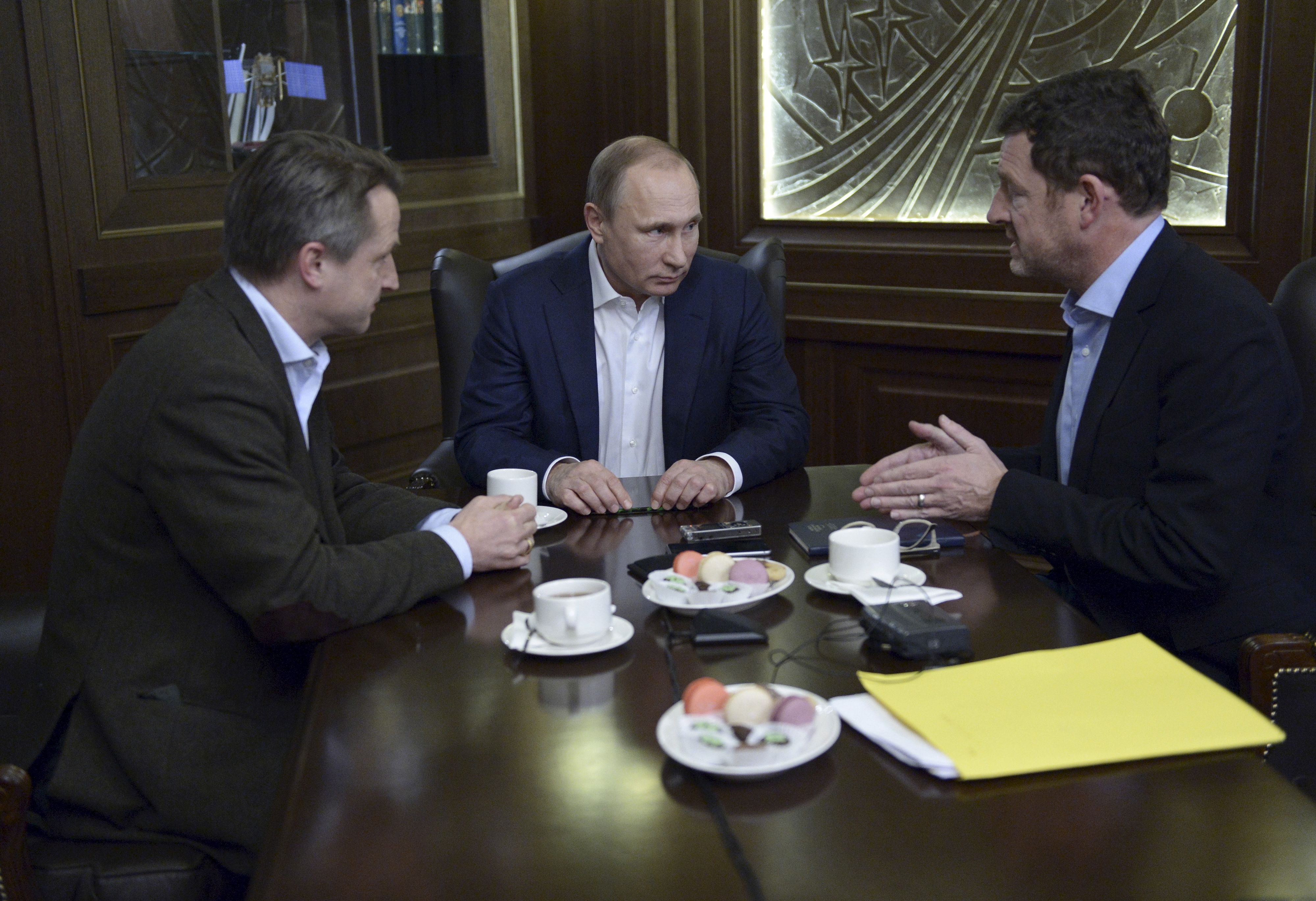 Russian President Vladimir Putin (C) gives an interview to Kai Diekmann (R), chief editor of Germany's Bild newspaper, and Nikolaus Blome, Bild deputy editor, at the Bocharov Ruchei state residence in Sochi, Russia, January 5, 2016. Picture taken January 5, 2016. REUTERS/Alexey Nikolsky/Sputnik/Kremlin ATTENTION EDITORS - THIS IMAGE HAS BEEN SUPPLIED BY A THIRD PARTY. IT IS DISTRIBUTED, EXACTLY AS RECEIVED BY REUTERS, AS A SERVICE TO CLIENTS.