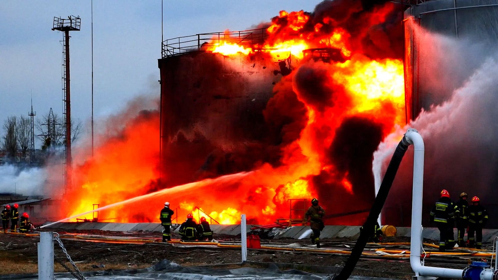 Feuerwehr-Kräfte im Einsatz nach einem russischen Raketen-Angriff auf ein Öllager bei Lwiw (Lemberg), veröffentlicht am 27. März 2022.