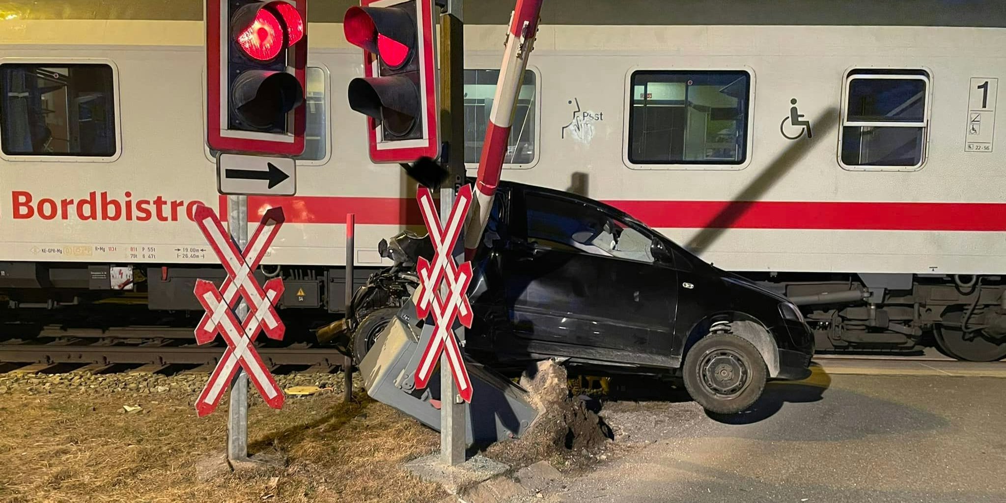 Das Fahrzeug wurde bei dem Zusammenprall schwer beschädigt. Die Lenkerin kam mit leichten Verletzungen davon.