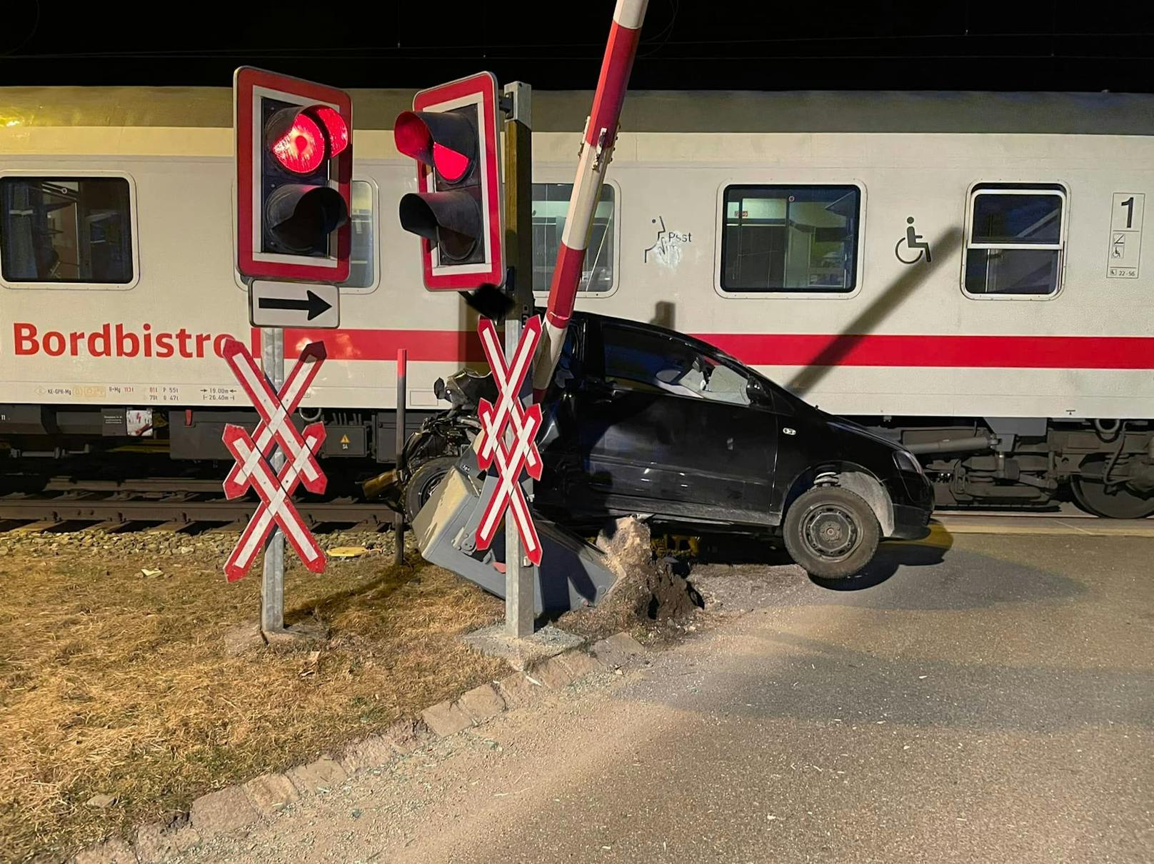 Schranken und Rotlicht ignoriert – Auto von Zug erfasst