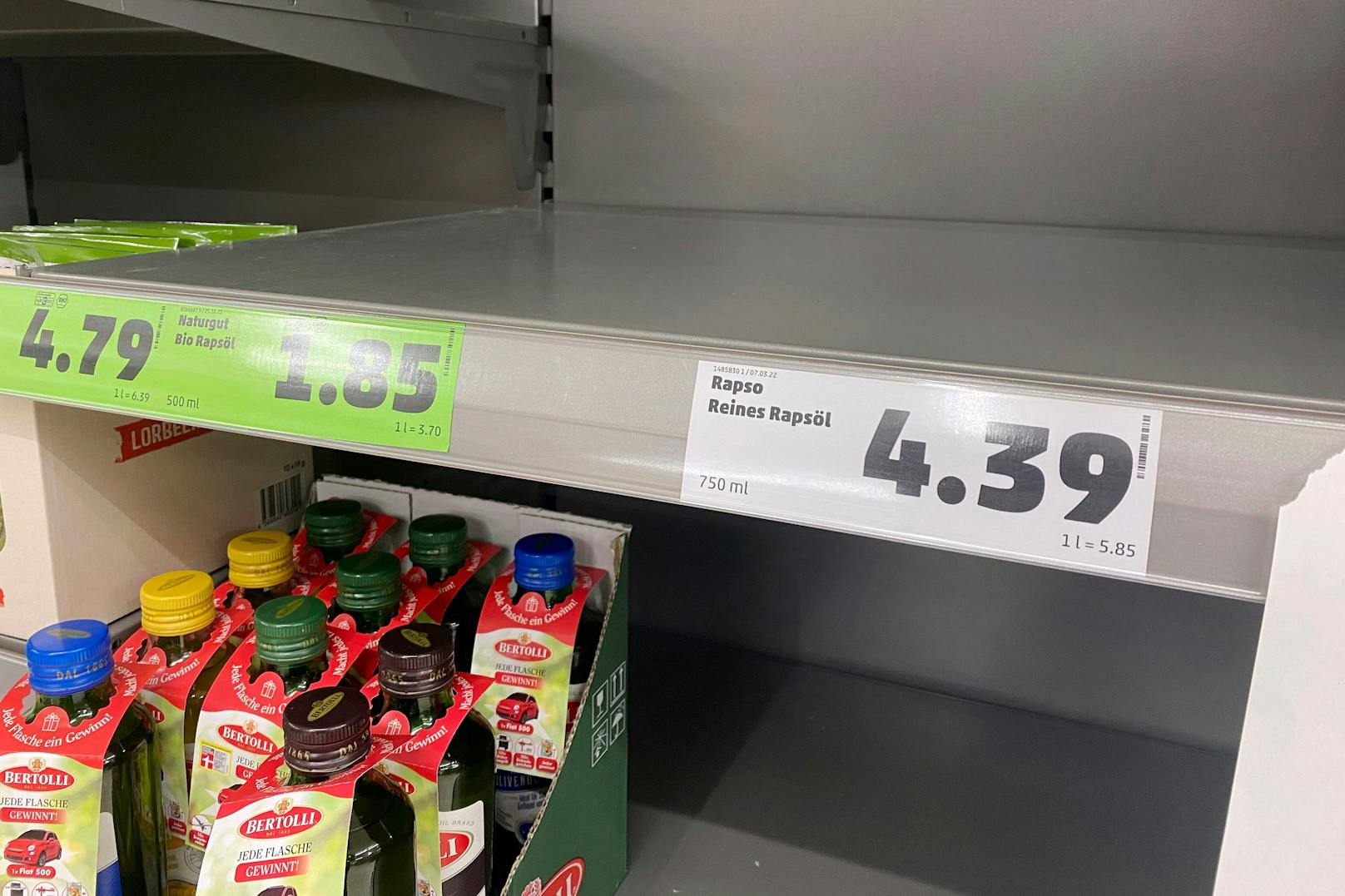 Von Hamsterkäufen geleerte Speiseöl-Regale in einem deutschen Supermarkt am 17. März 2022.