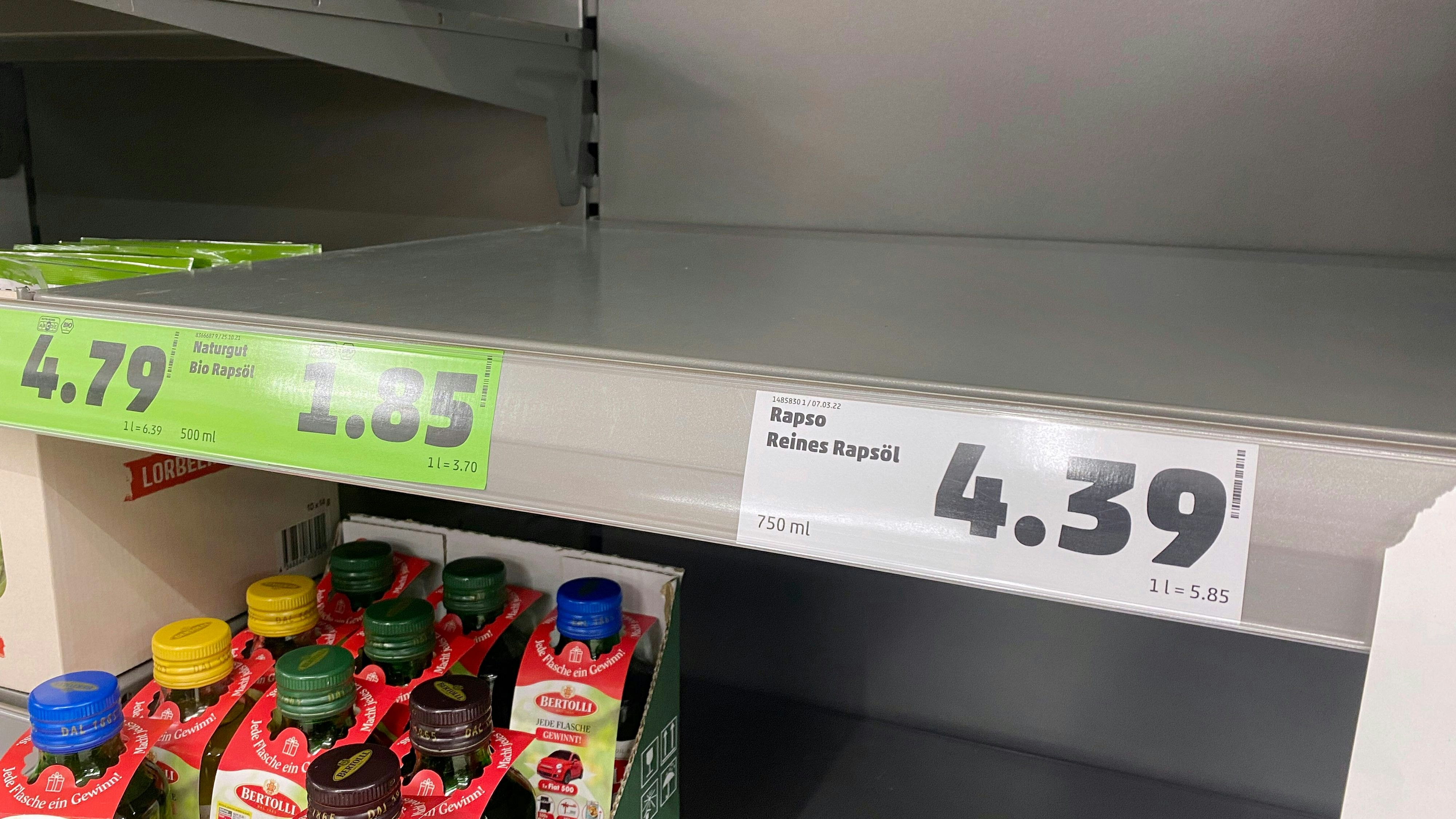Download von www.picturedesk.com am 27.03.2022 (11:12).  Empty supermarket shelves-hamster purchases of cooking oil on March 17th, 2022. Fearing the effects of the Ukraine war, more and more people are hoarding cooking oil. First the price rose, now some consumers stock up for emergencies. The result is empty shelves in many supermarkets. - 20220317_PD5089 - Rechteinfo: Rights Managed (RM)