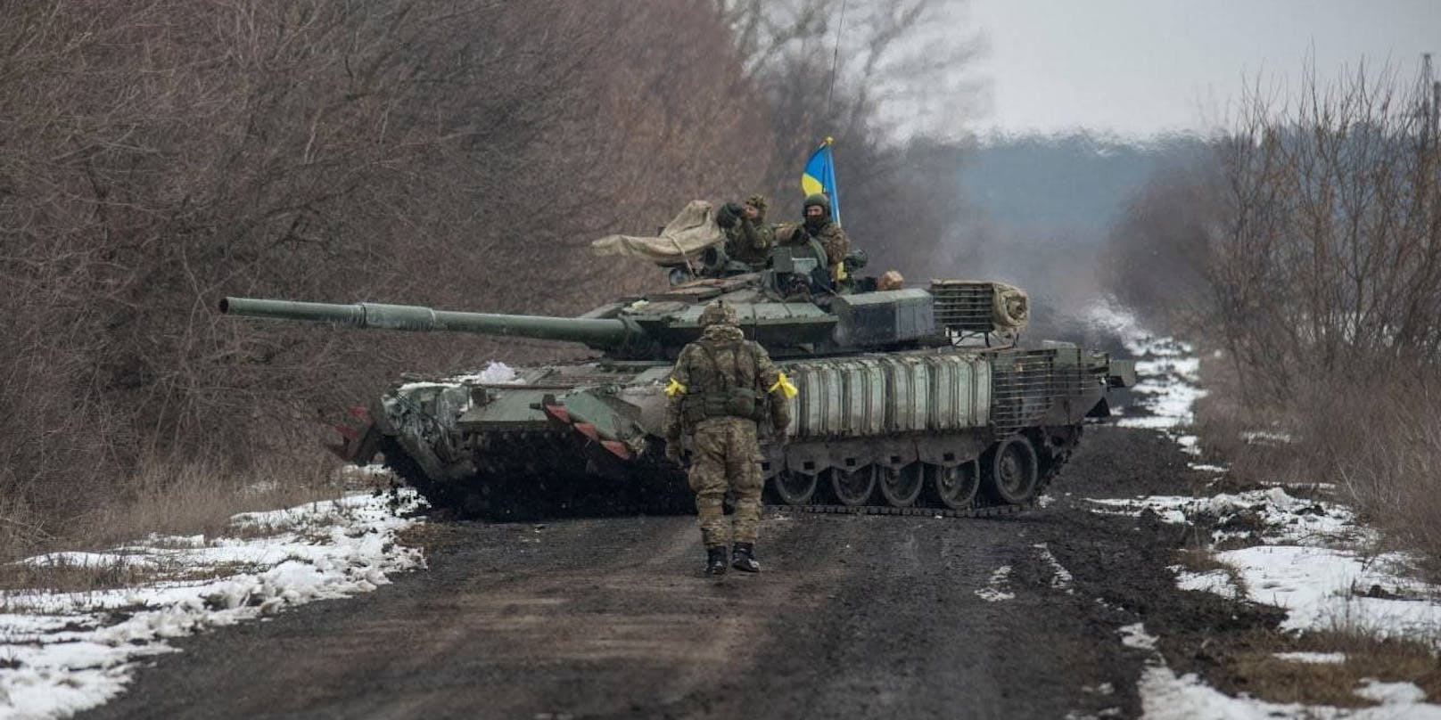 Ukrainische Soldaten inspizieren einen eroberten Panzer der russischen Streitkräfte.