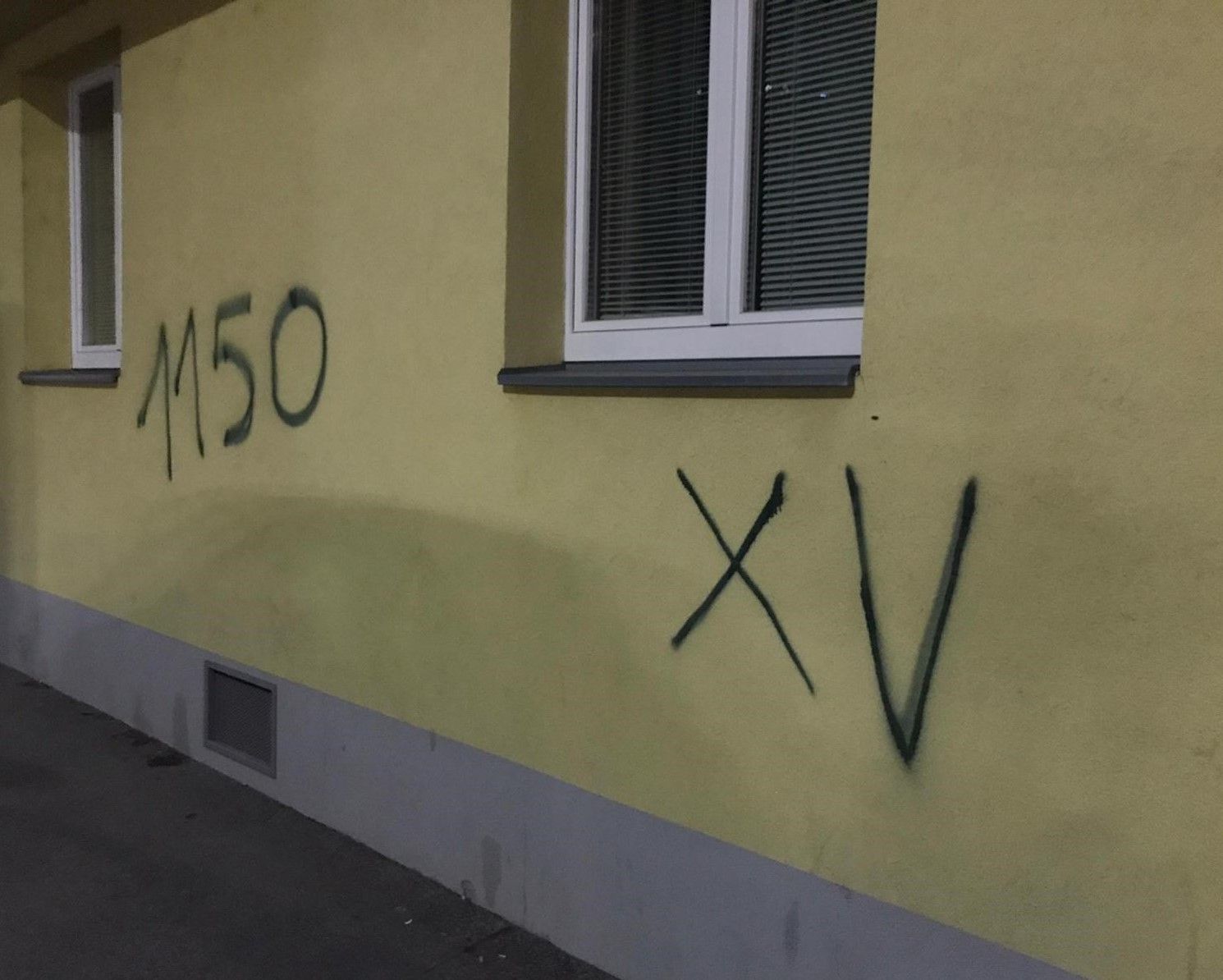 Neben diesen Sprayereien wurden auch Nazi-Symbole an die Mauern gesprüht.