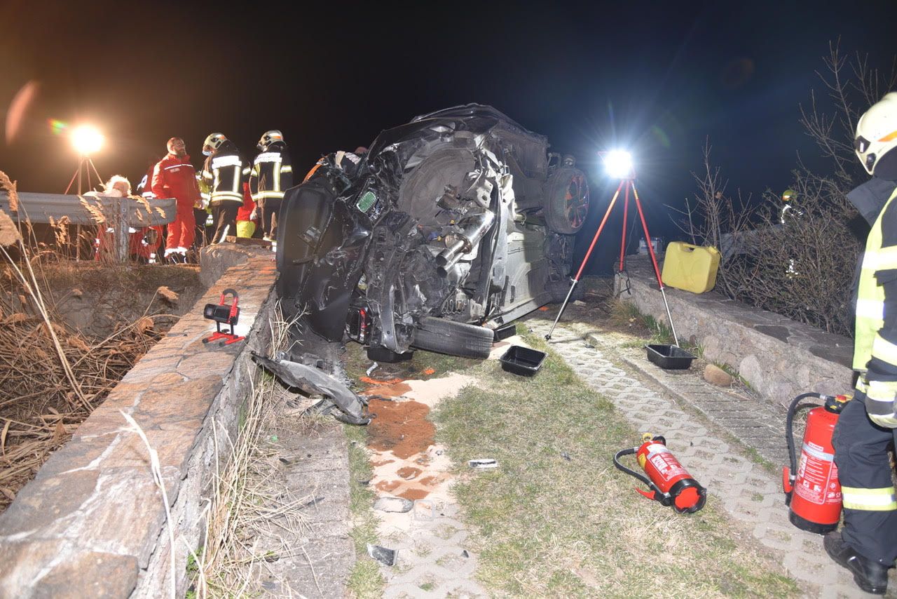 Eine junge Frau starb bei dem schweren Unfall, Einsatzkräfte vor Ort