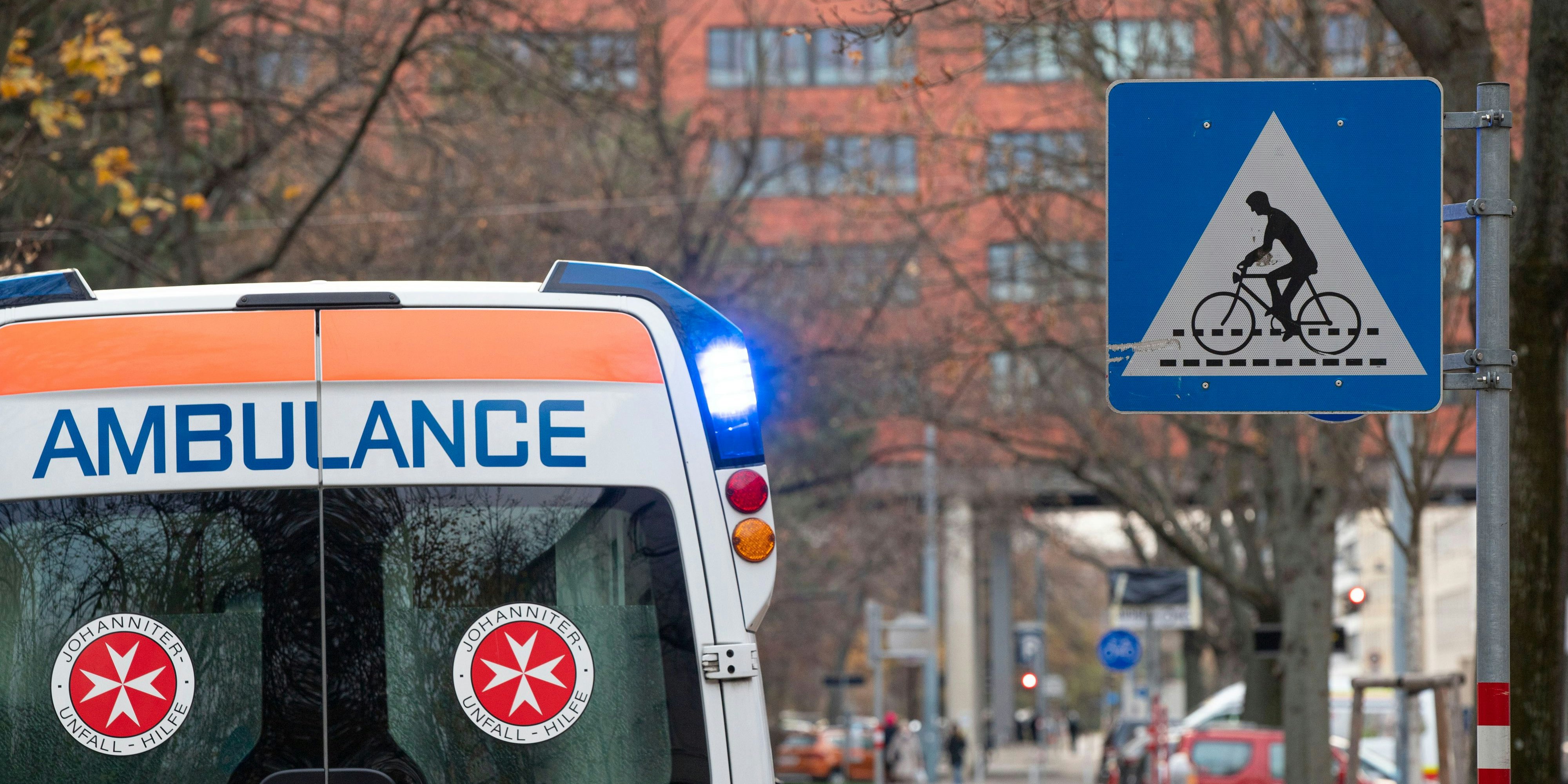 Der 48 Jahre alte Rennradfahrer wurde von einer 81-Jährigen PKW-Lenkerin übersehen und schwer verletzt. (Symbolbild)