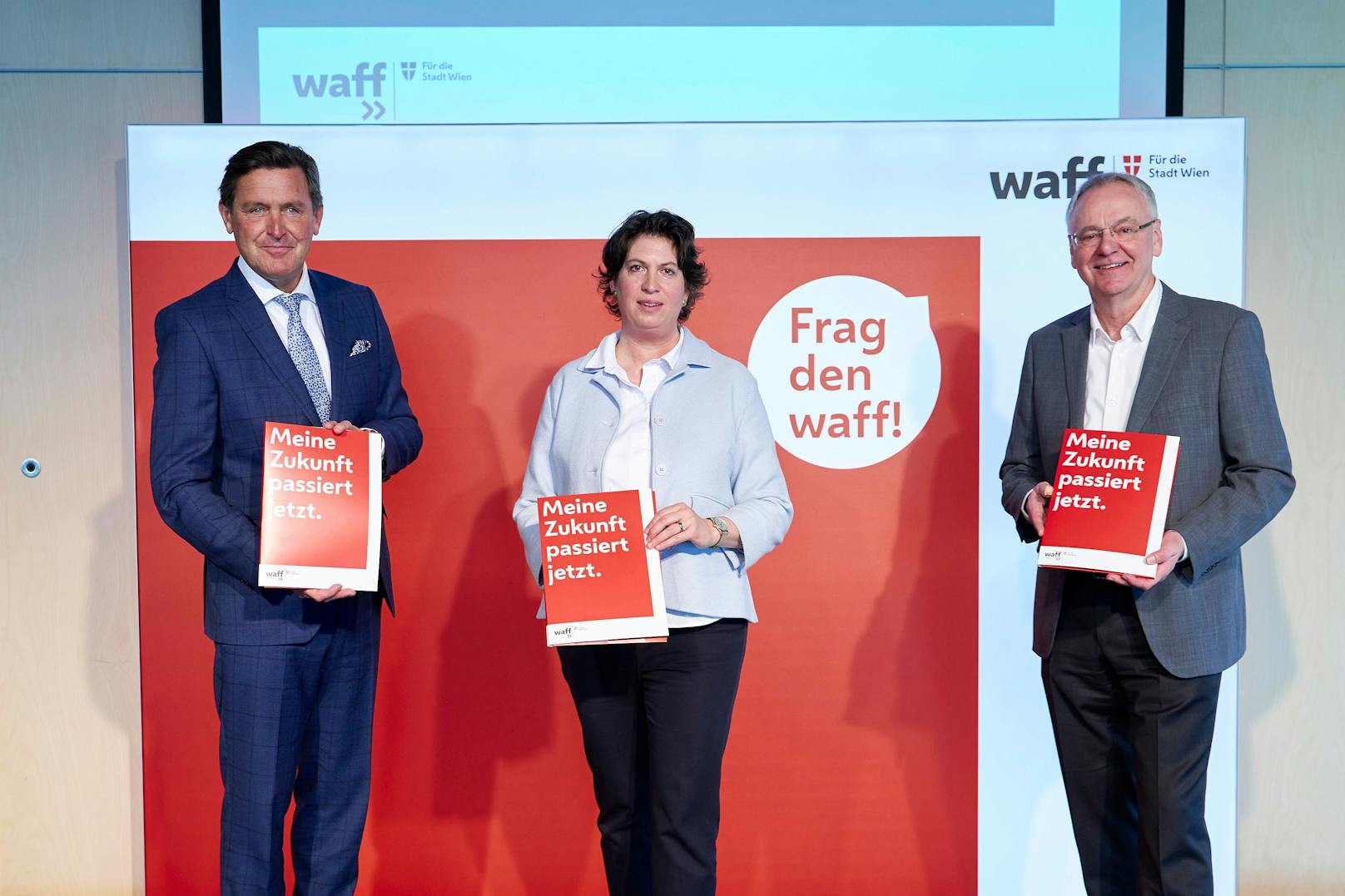 Um diese nützen zu können, startet die Stadt daher nun eine neue Ausbildungsoffensive, wie Stadtrat Peter Hanke (SPÖ, l., hier am Bild mit Eva Schiessl-Foggensteiner, Geschäftsführerin der FH des BFI Wien und waff-Geschäftsführer Fritz Meißl) erklärt.