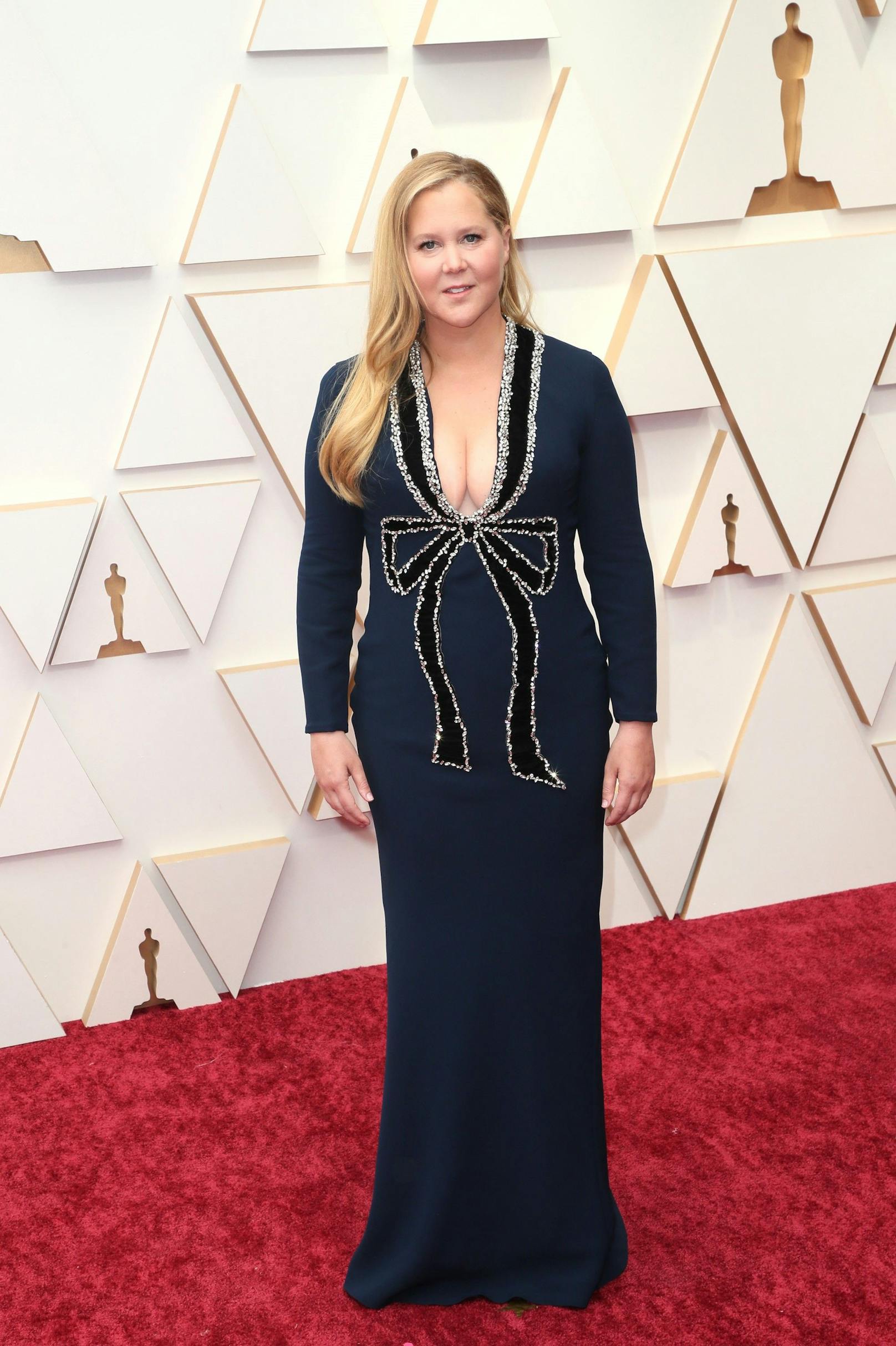 <strong>Amy Schumer </strong>verpackte sich in <strong>Oscar de la Renta </strong>selbst.